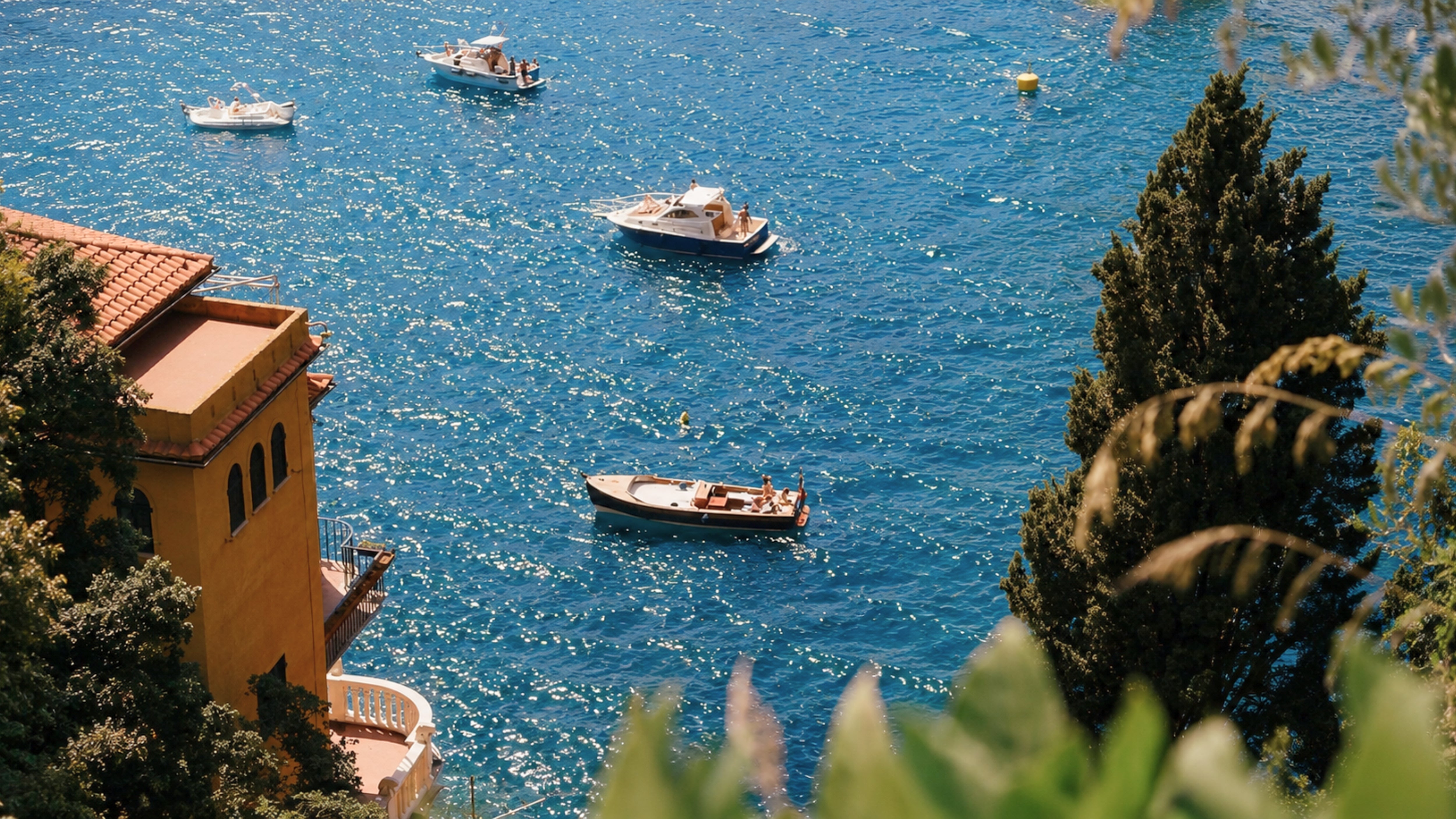 Verão europeu na Marca Registrada: barcos em uma enseada de águas azuis no Mediterrâneo