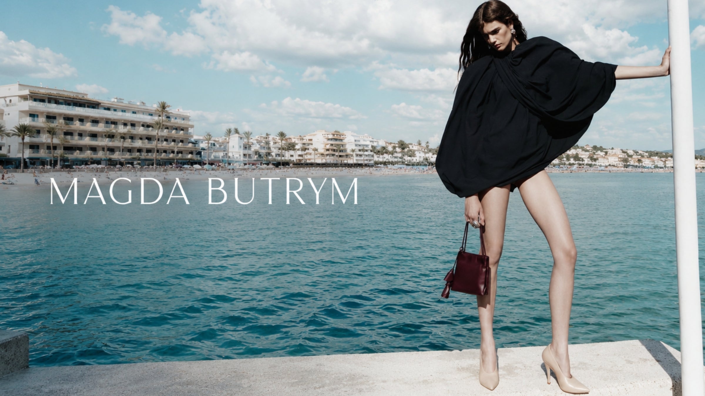 Magda Butrym vestido preto oversized e bolsa bordô exclusiva no Brasil na Marca Registrada