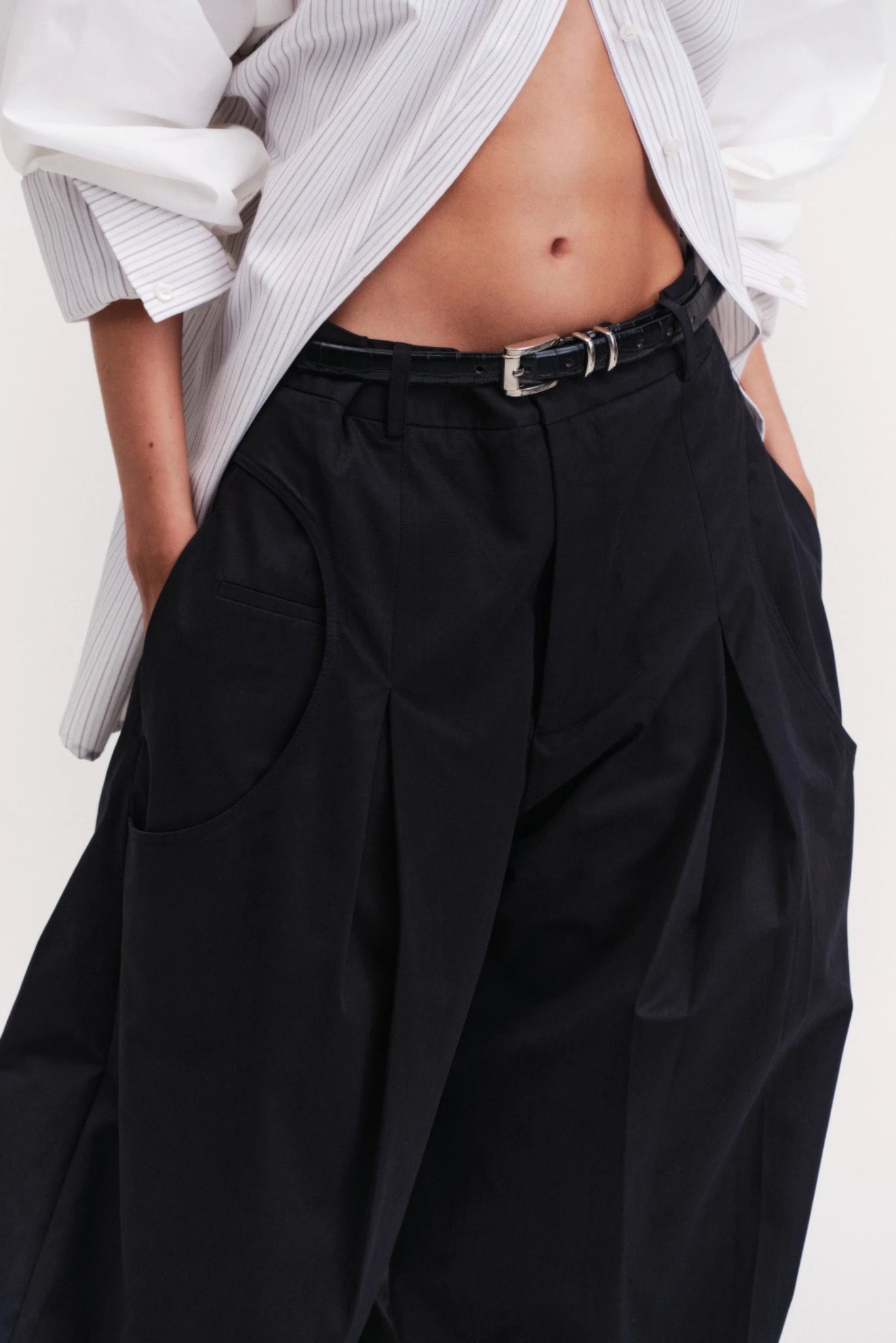 Calça Nira Francesca preta com bolsos amplos e modelagem oversized