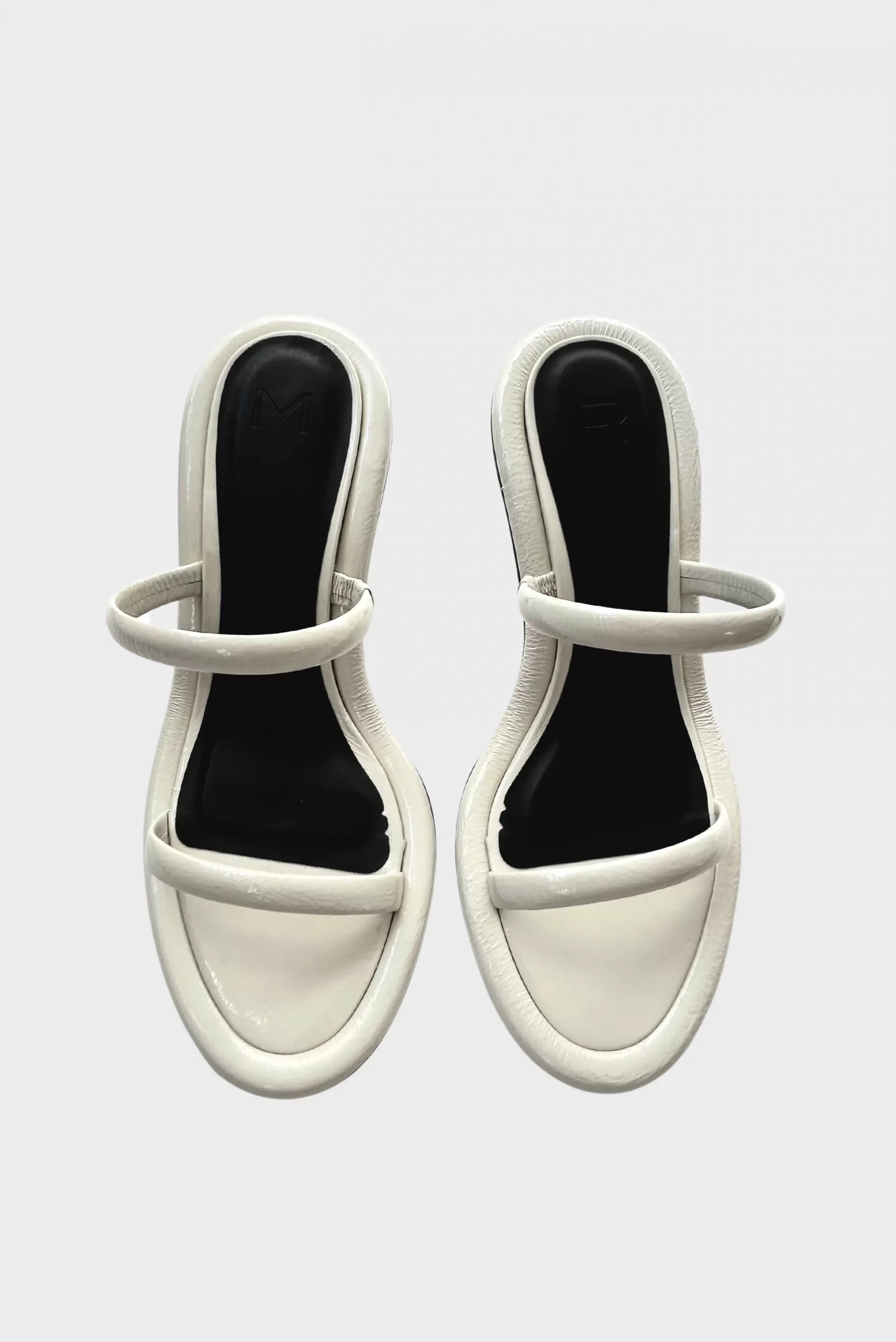 Sandália off white com duas tiras arredondadas vista superior