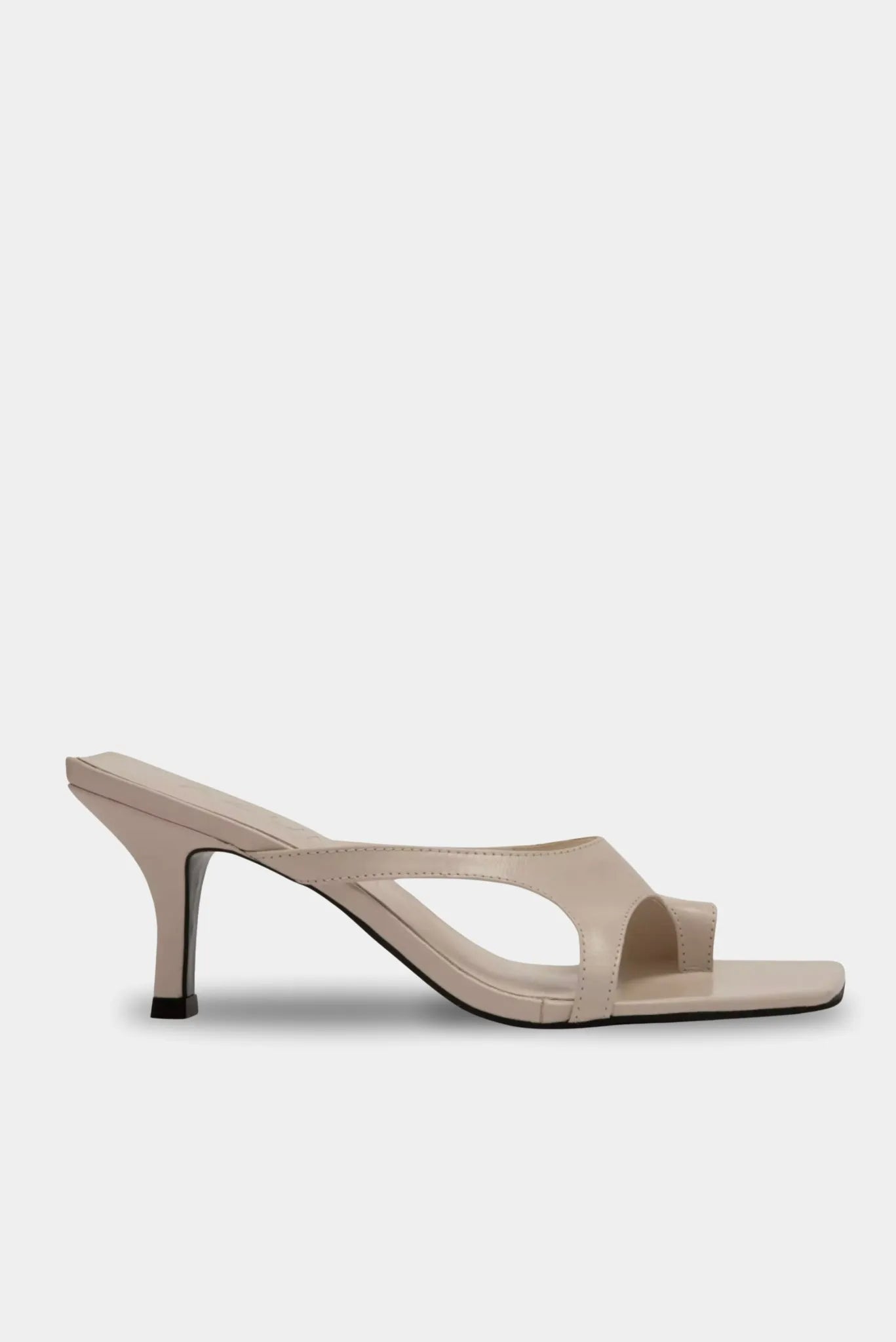 Sandália mule off white em couro com salto médio e tira assimétrica