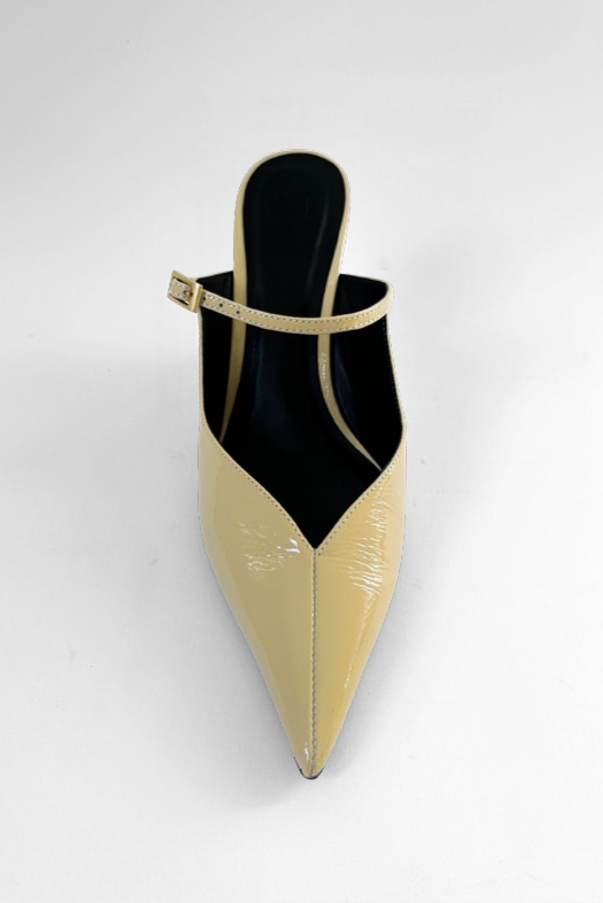 Vista superior do scarpin slingback bege Moss MR com tira e fivela lateral