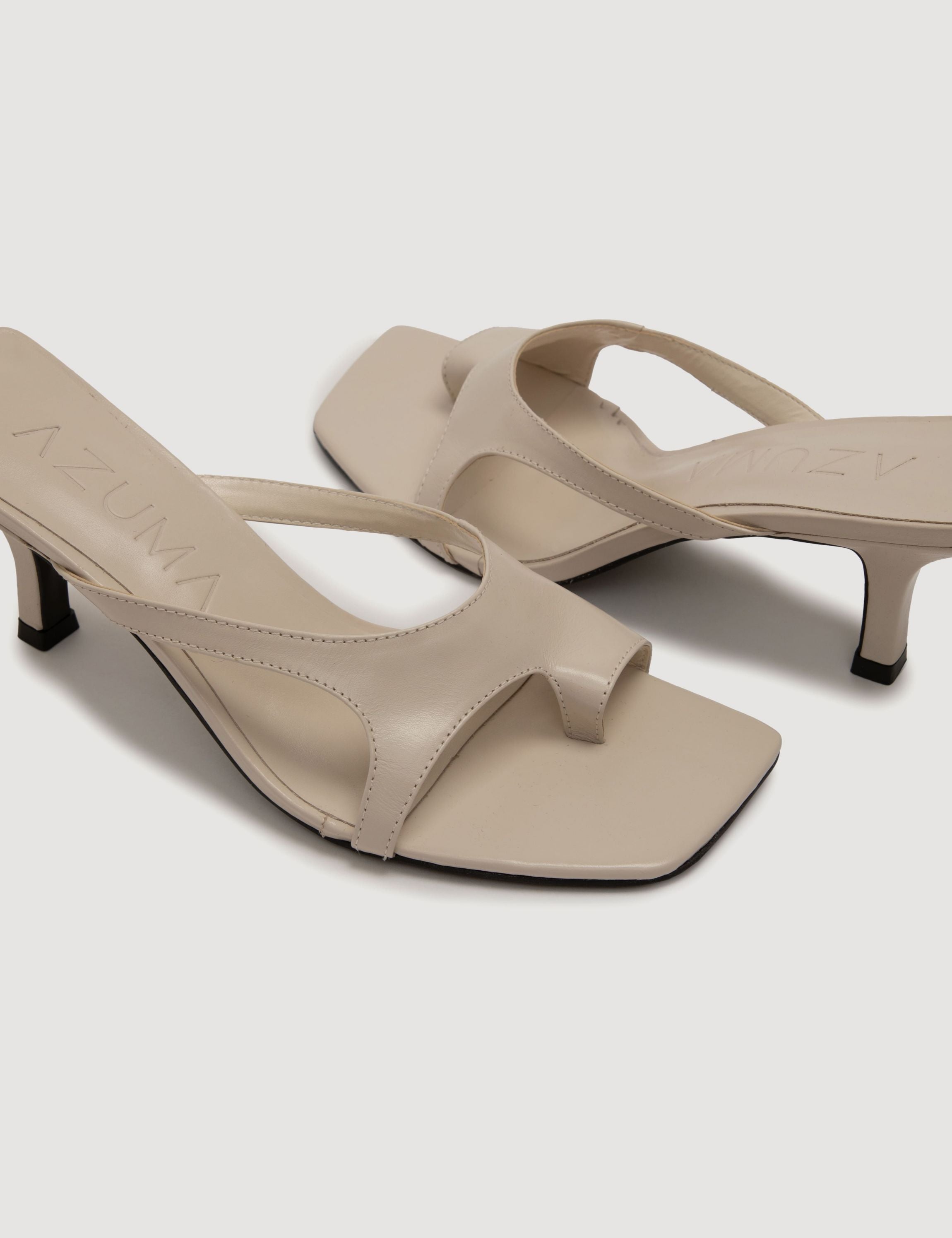 Sandália mule off white em couro com salto médio delicado