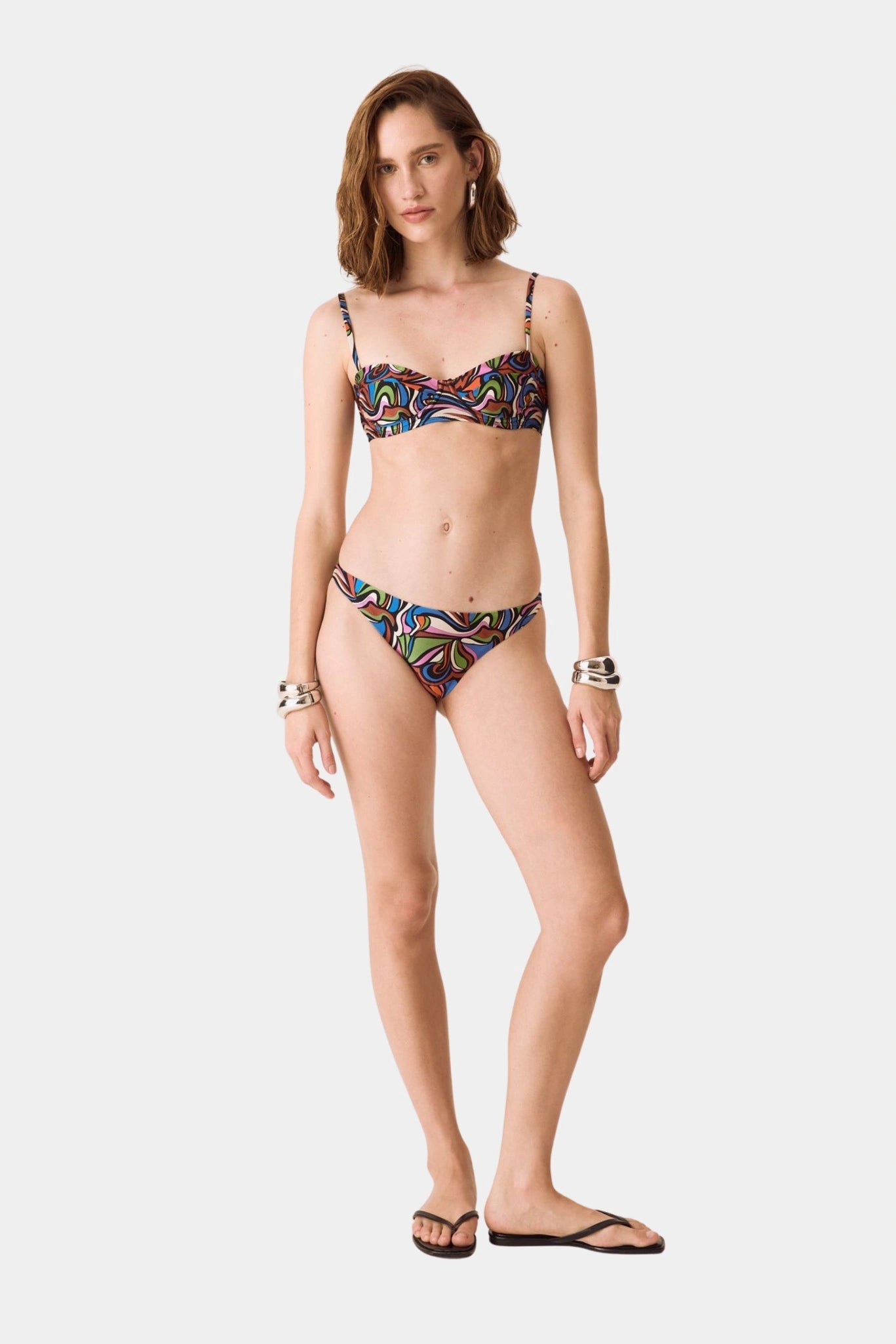 Biquíni estampado colorido com top meia taça e calcinha slim