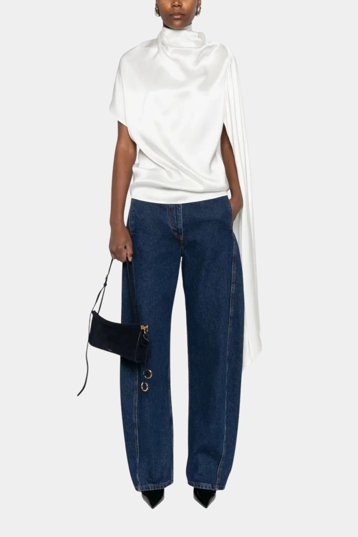 Calça jeans wide leg azul escuro Magda Butrym em look feminino elegante e minimalista