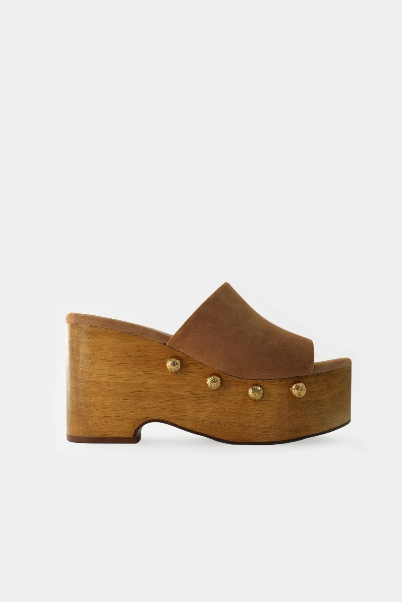 Clog Huda MR em couro camurça caramelo com salto plataforma de madeira e detalhes metálicos dourados