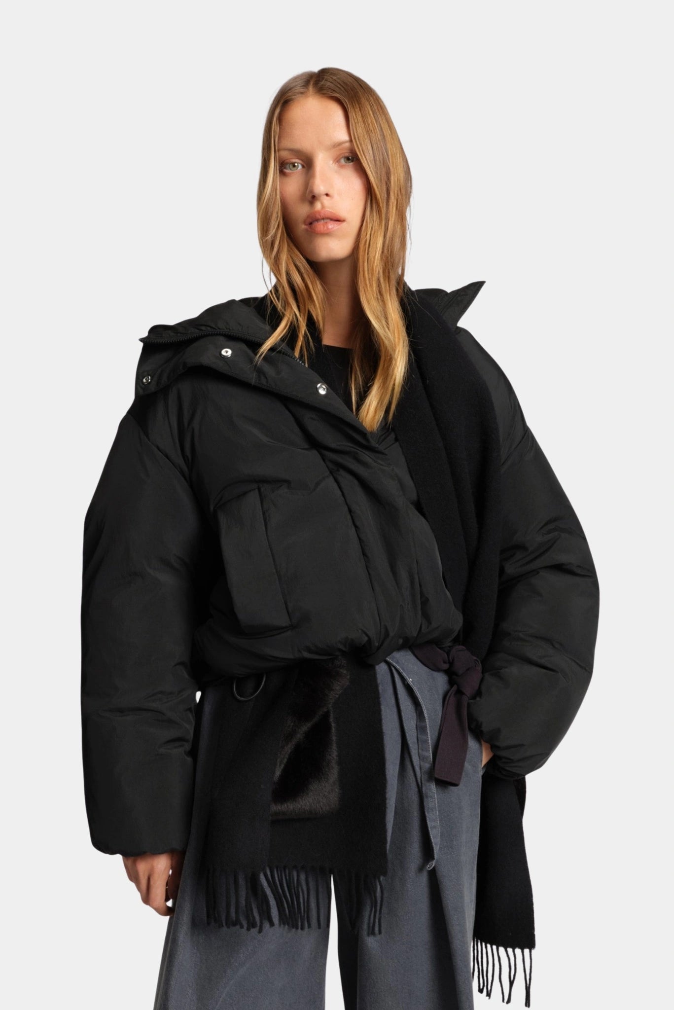 Jaqueta acolchoada preta Hugo Boss com capuz amplo e bolsos frontais