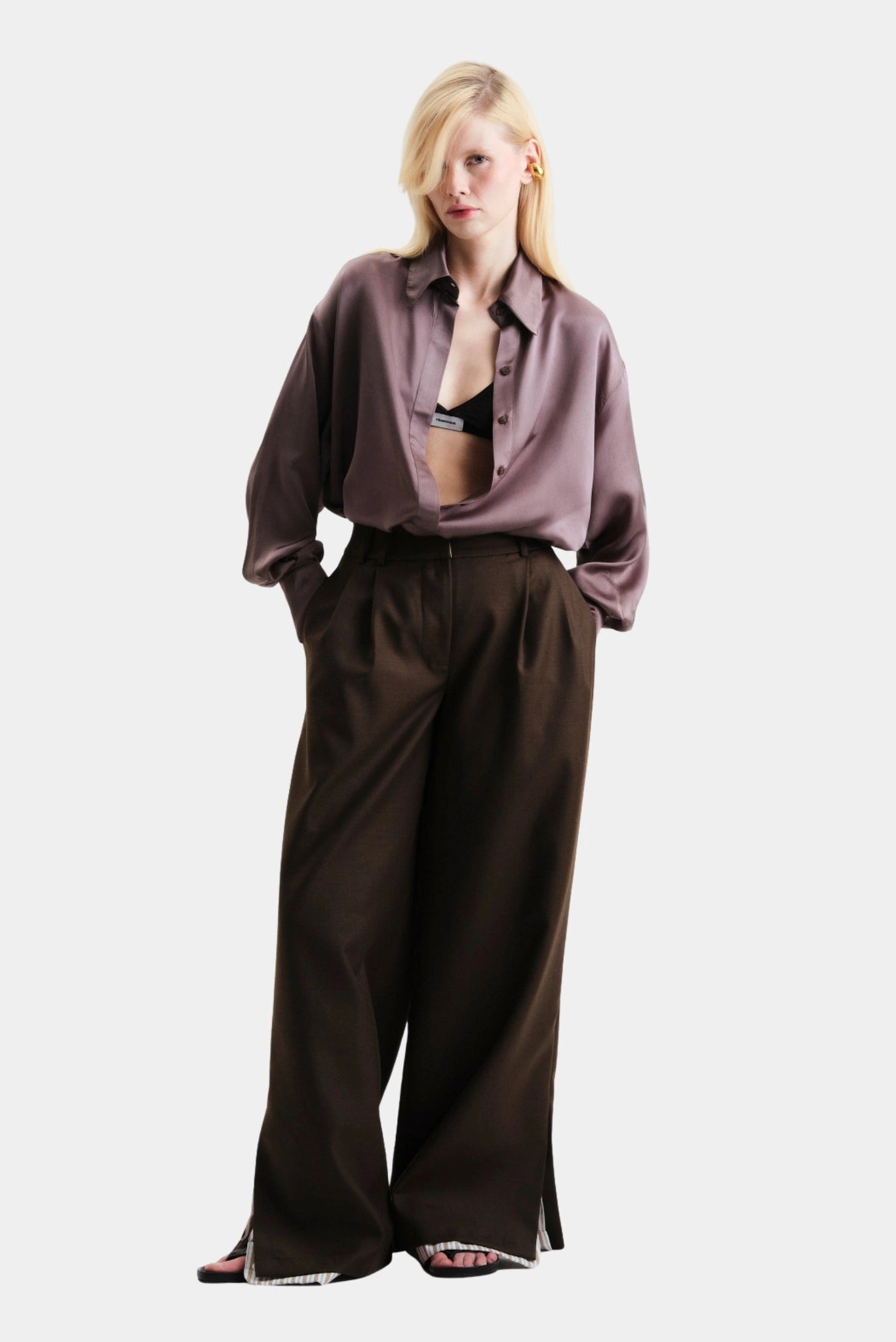 Calça Ash Francesca marrom de alfaiataria oversized com pregas frontais