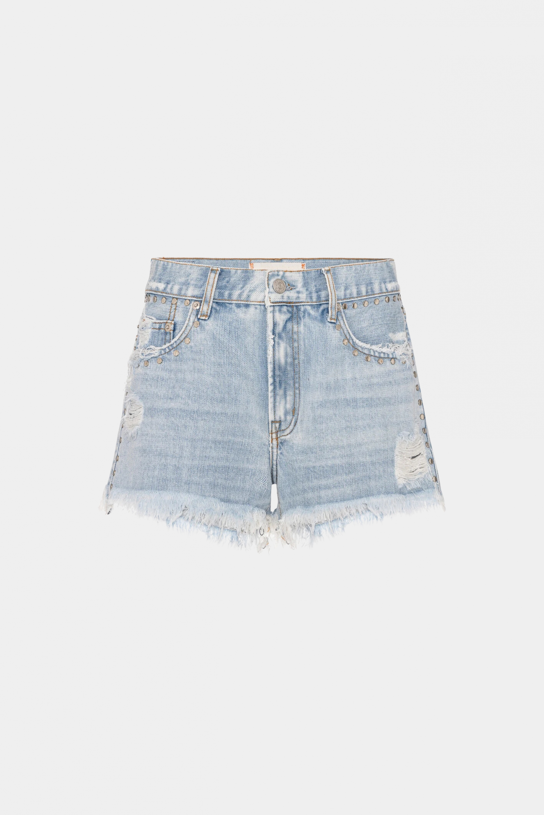 Short jeans claro com tachas metálicas, puídos e barra desfiada