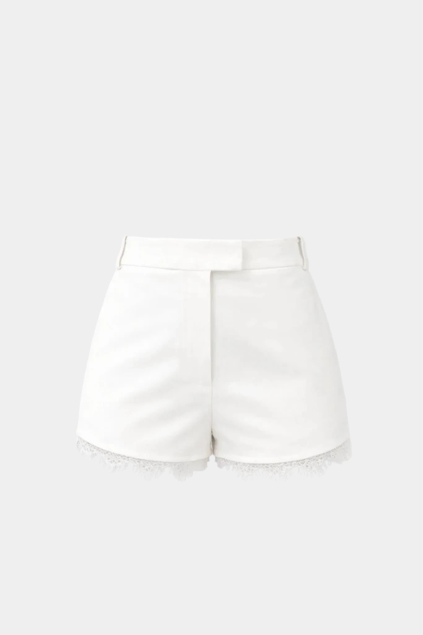 Short Bardot MR off-white com cintura alta e detalhe de renda na barra