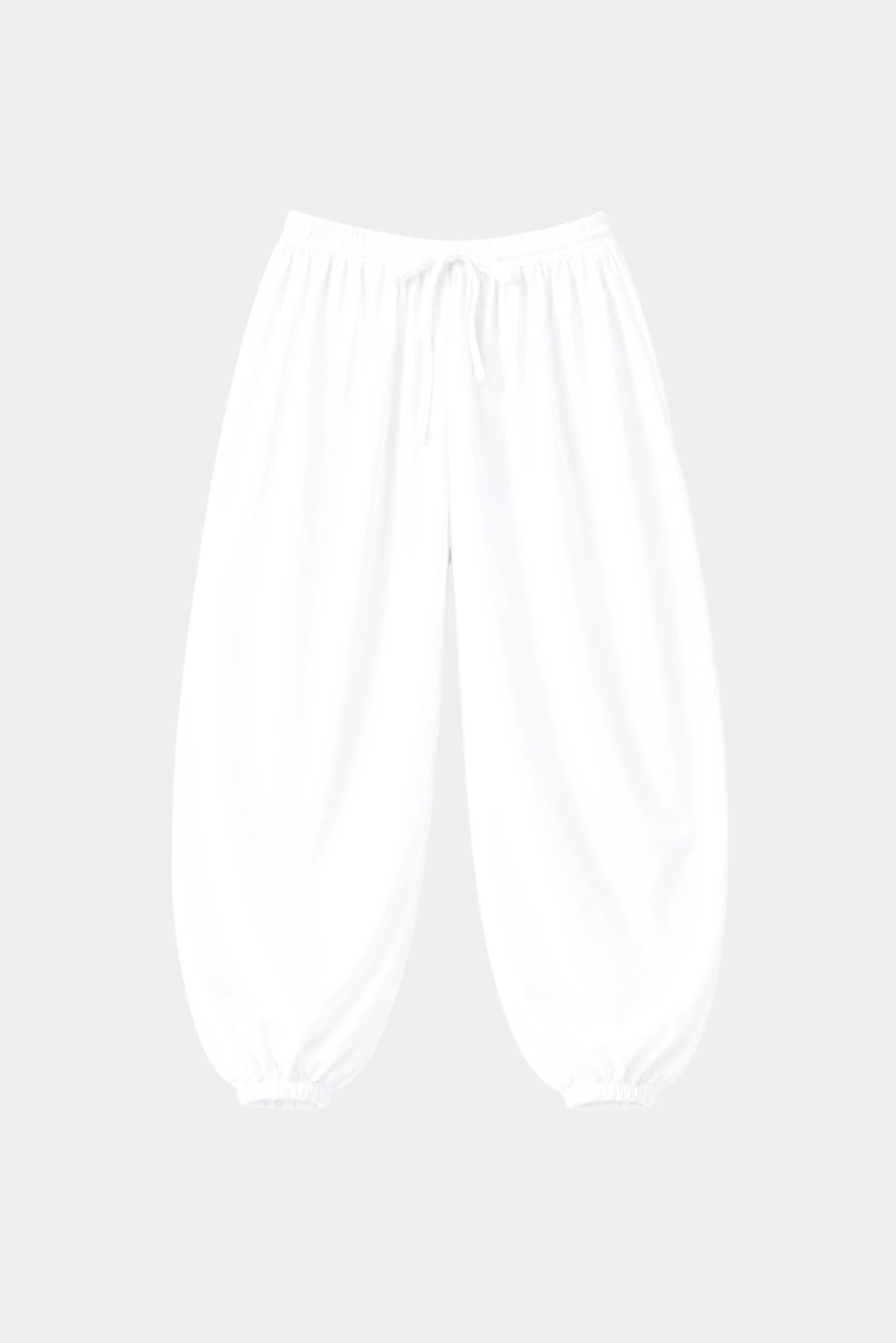 Calça bloomer branca em tricoline com cintura elástica e barra ajustada