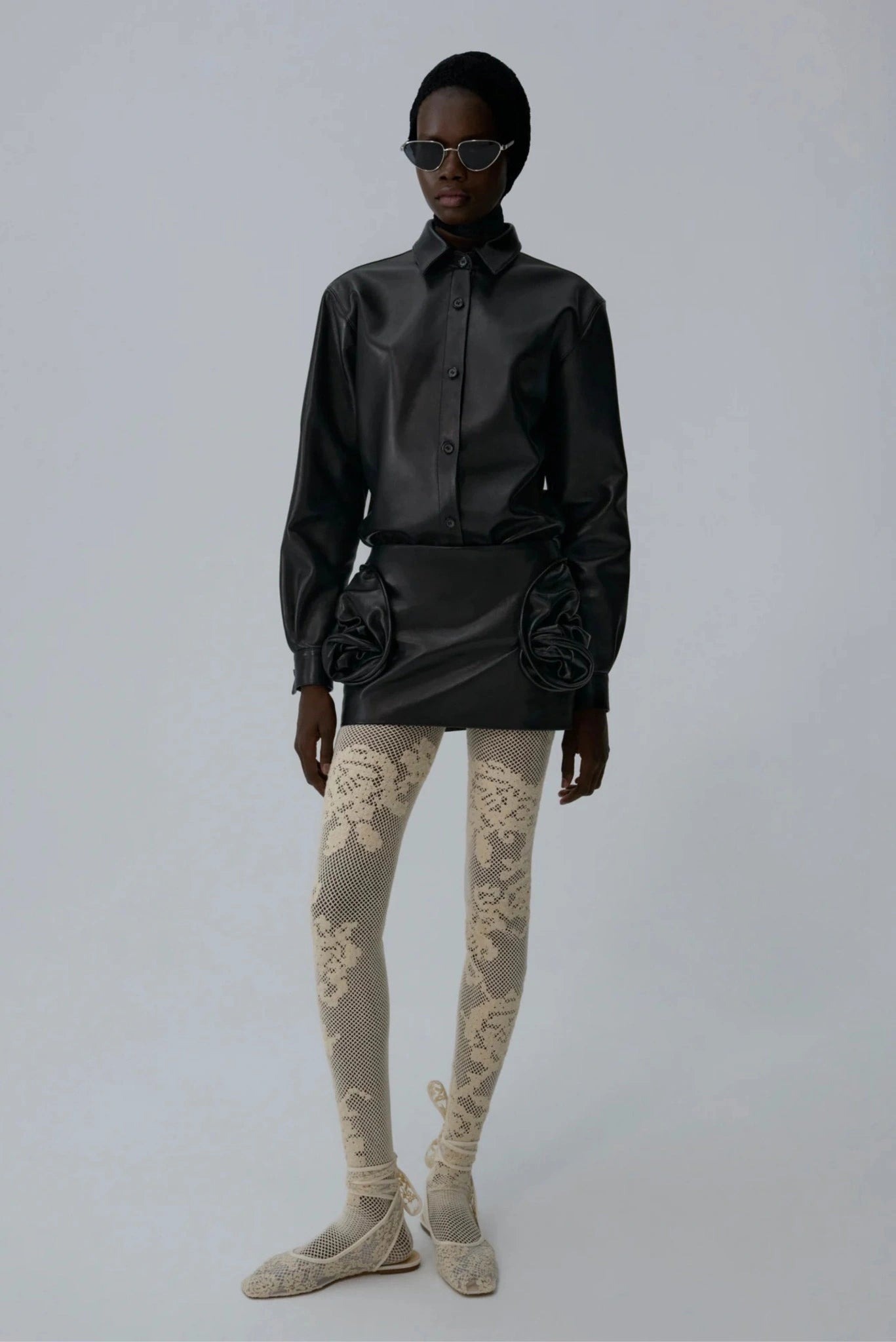 Camisa de couro preta Magda Butrym em look feminino contemporâneo com modelagem reta e acabamento premium
