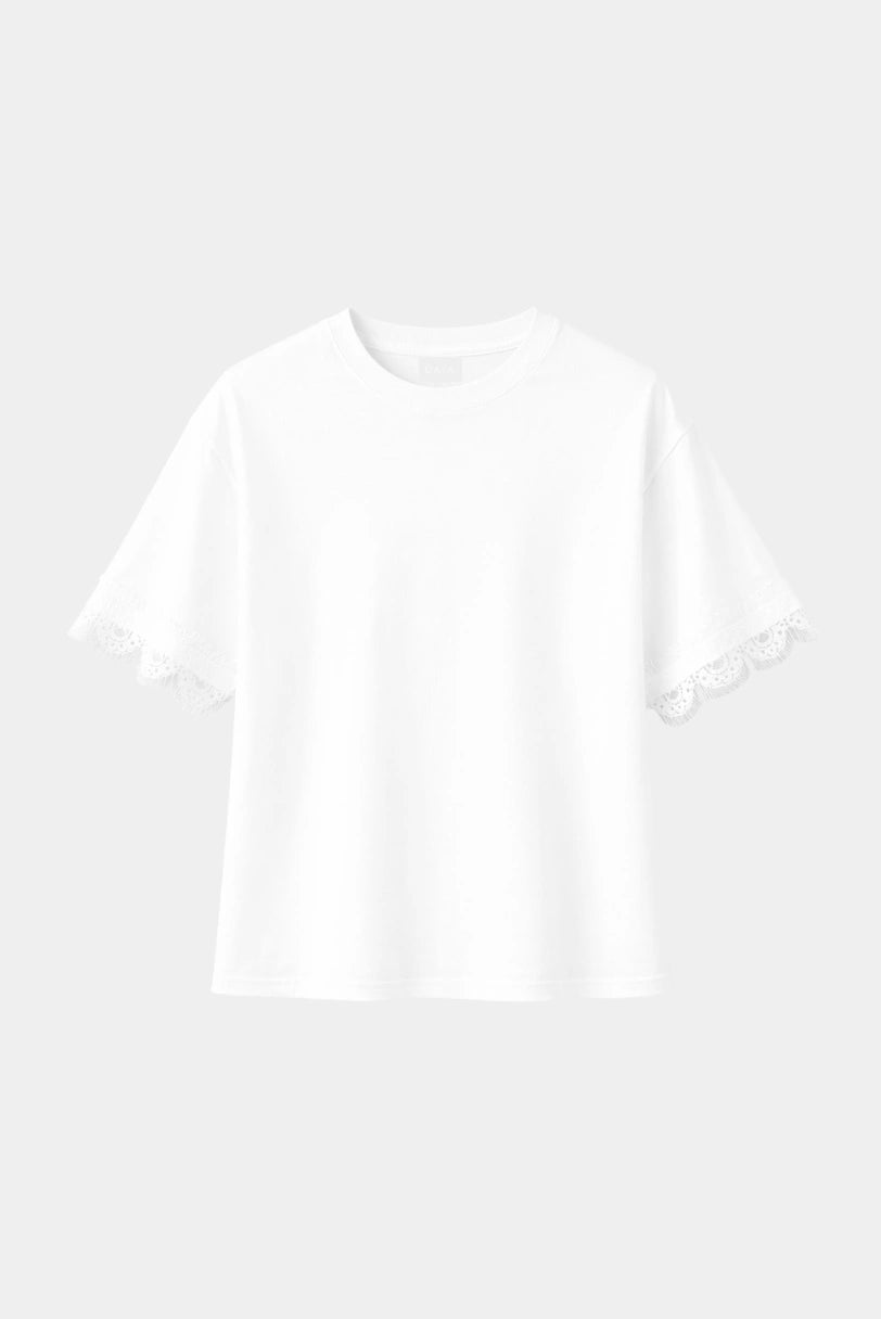 T-shirt Lace Gaia branca com mangas curtas e acabamento em renda nas barras