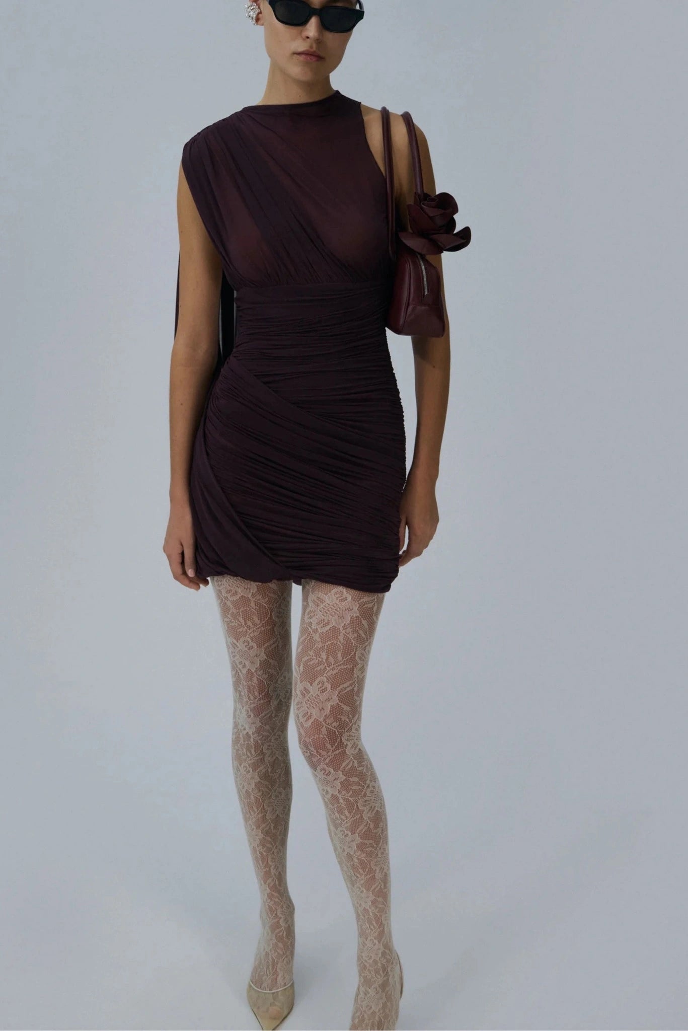 Vestido mini vinho drapeado Magda Butrym em look feminino com modelagem ajustada e detalhe assimétrico