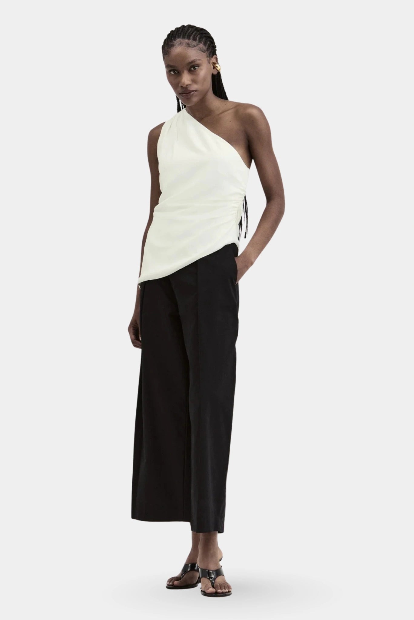 Blusa Tilo Um Ombro Francesca off white com modelagem assimétrica e barra diagonal
