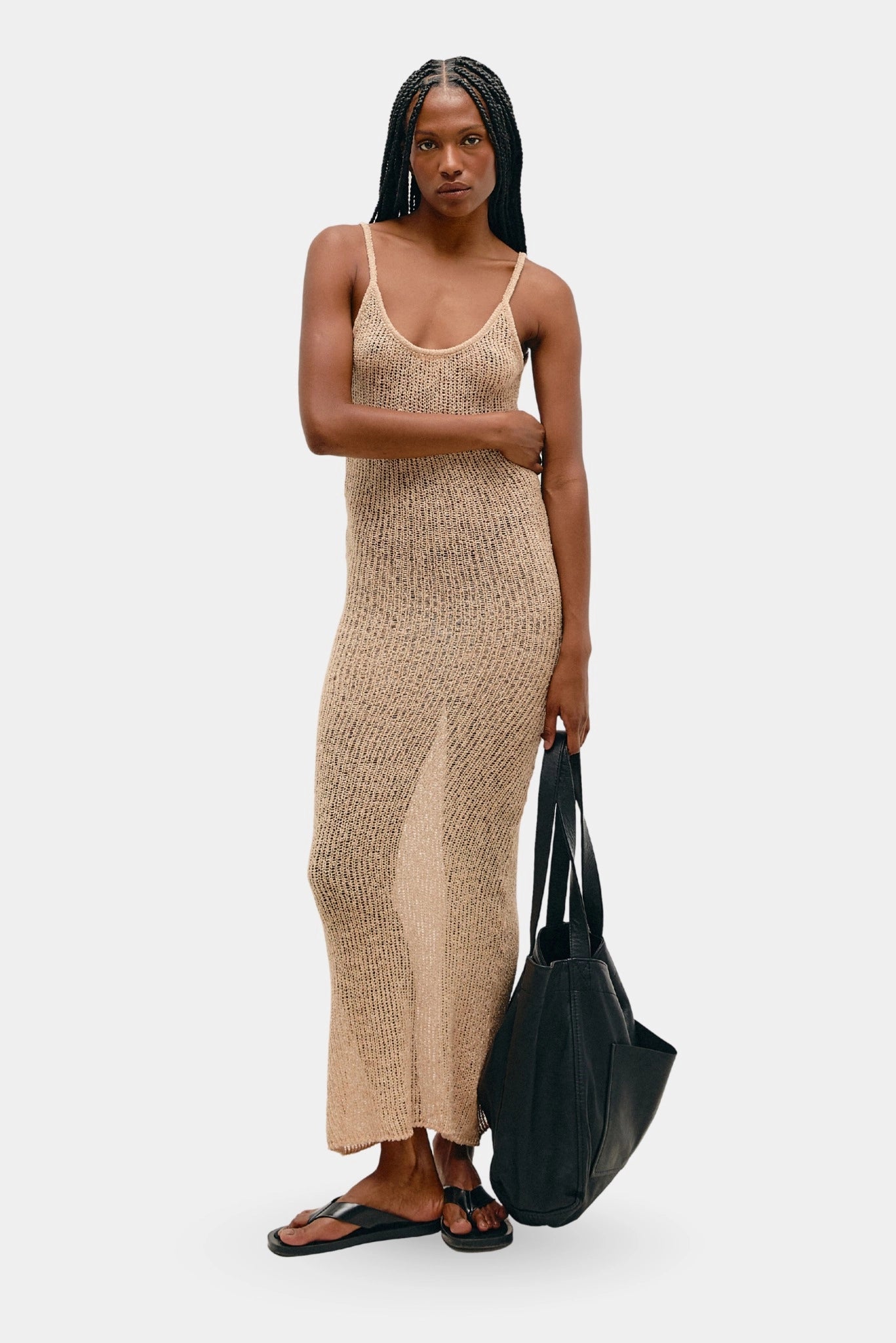 Vestido Isla Haight em tricot bege com alças finas e modelagem longa ajustada