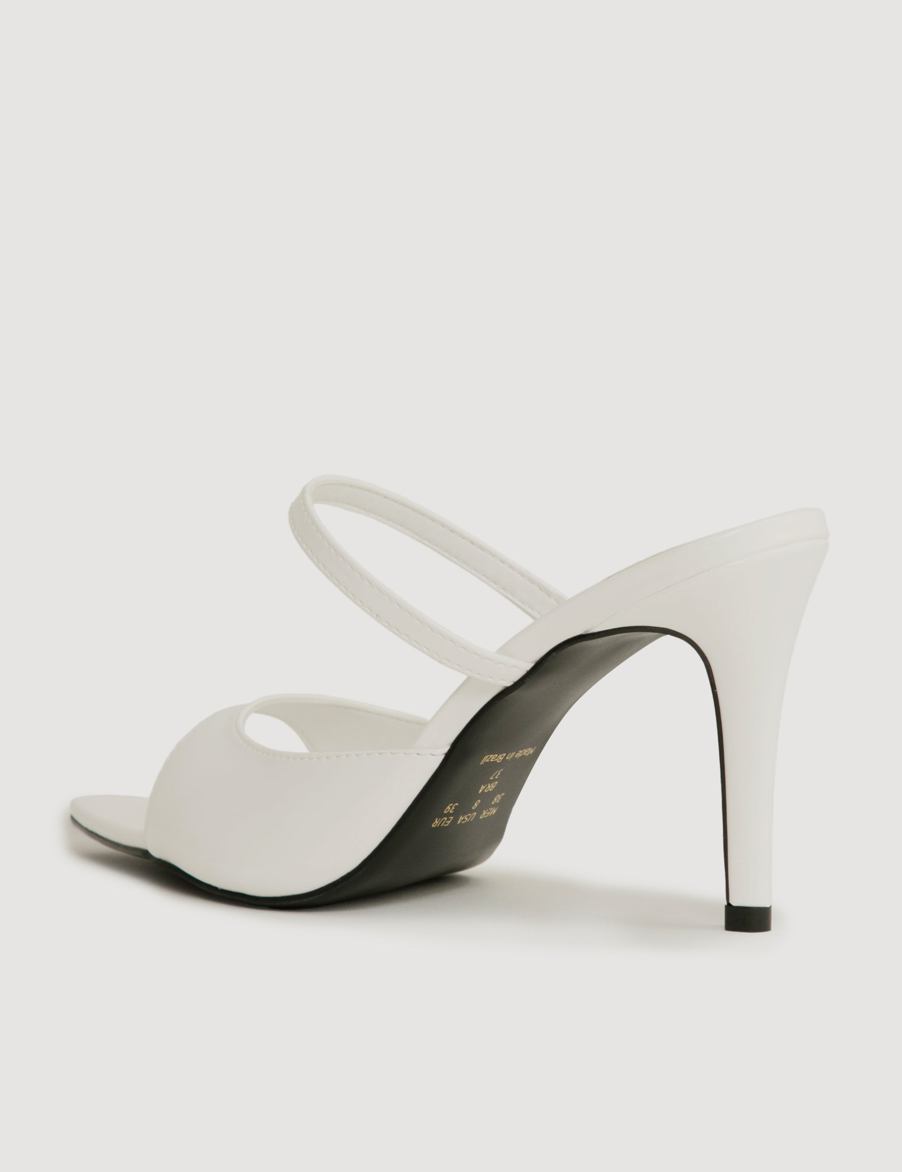Vista traseira da sandália branca de salto alto com tira fina e bico aberto