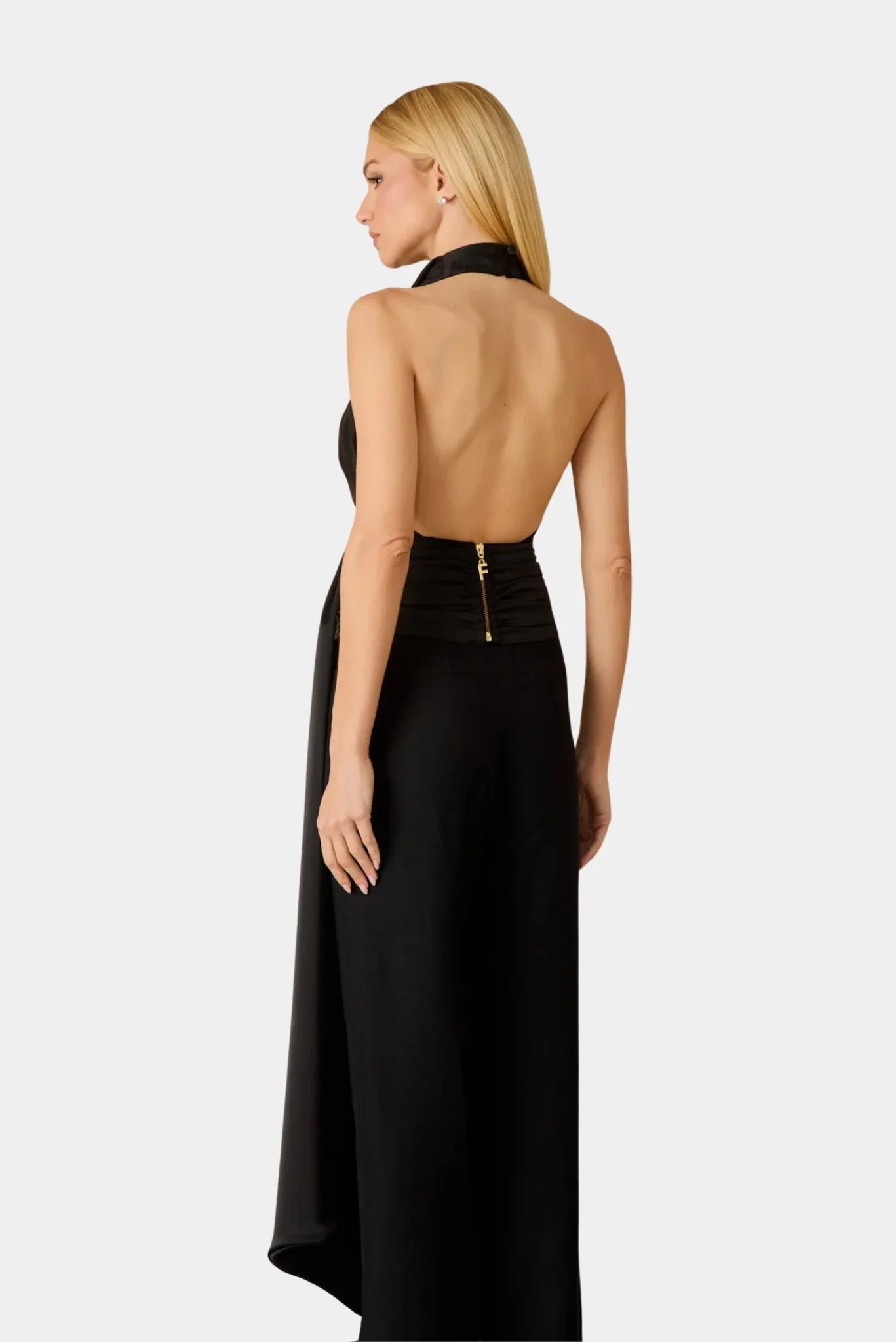 Vista traseira da Blusa Naomi Fabulous preta com costas nuas e cintura drapeada