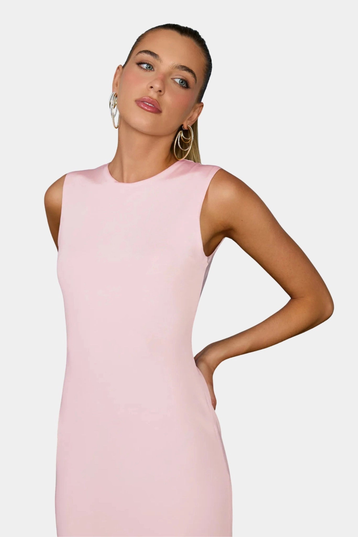 Detalhe do Vestido Stella Fabulous rosa claro sem mangas e decote fechado
