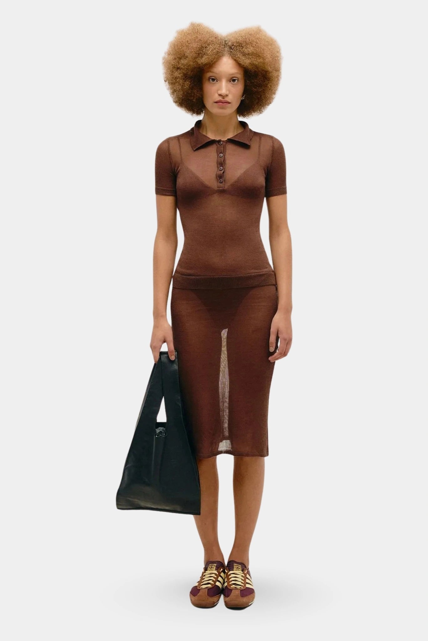 Saia Sofia Haight em tricot marrom translúcido combinada com blusa polo de malha leve