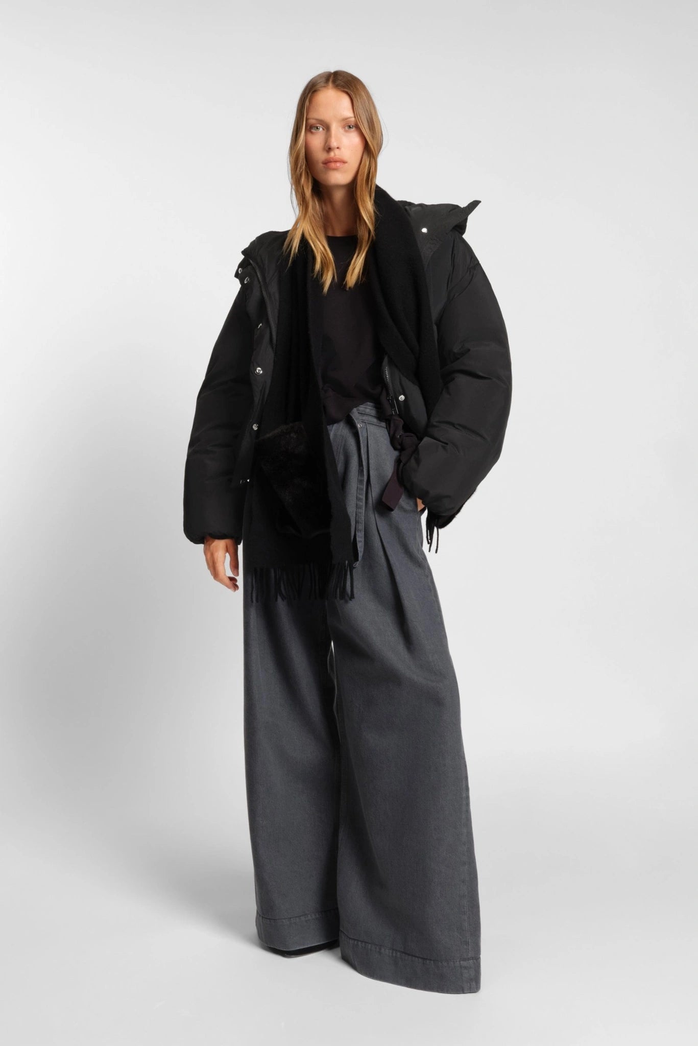 Jaqueta acolchoada preta Hugo Boss com capuz e modelagem oversized