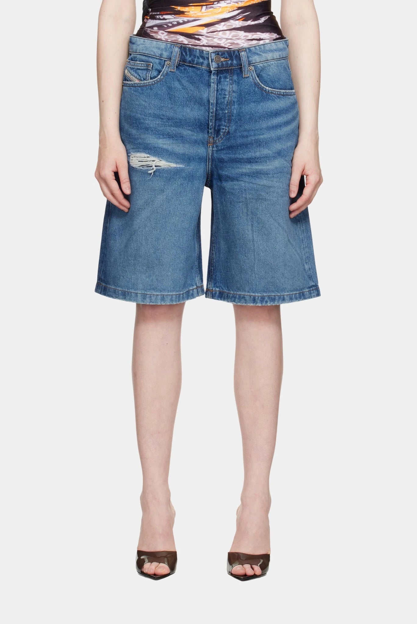 Short jeans Diesel azul claro com modelagem ampla e detalhe destroyed