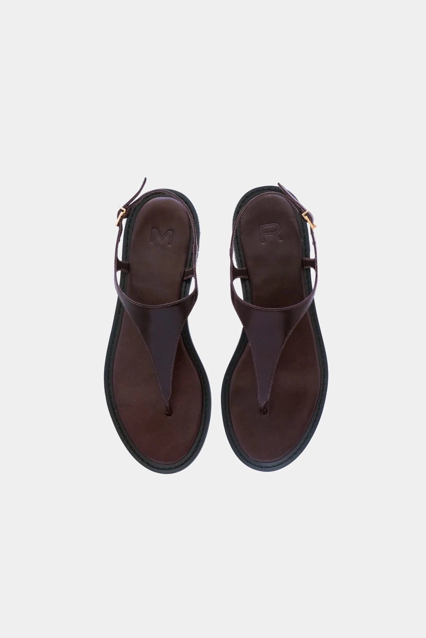Flat Couro Kita MR em couro café com fechamento ajustável e perfil minimalista