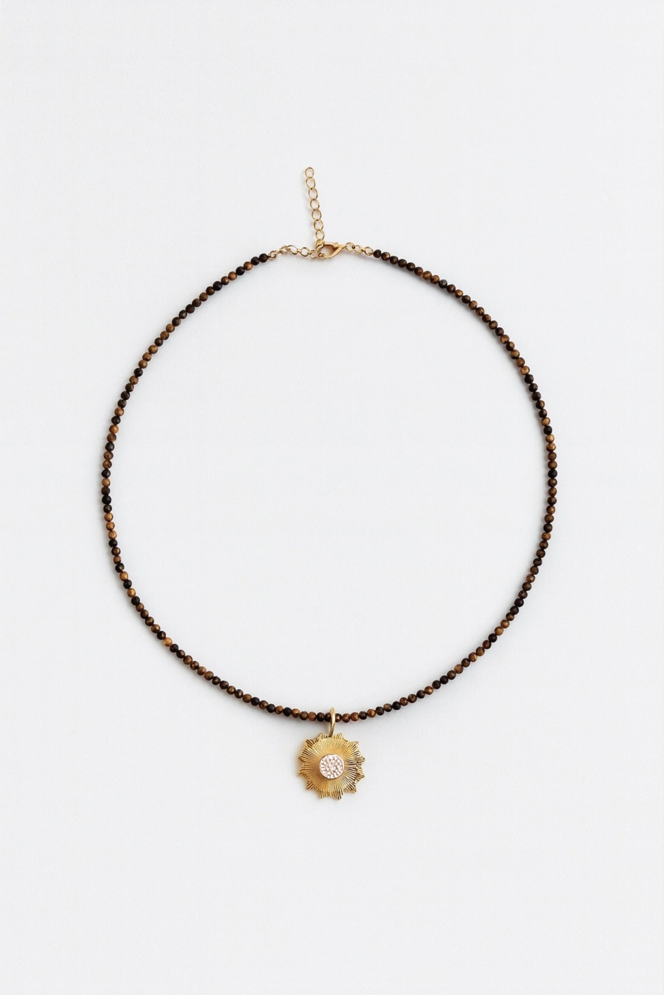 Colar de miçangas marrons com pingente dourado texturizado azuma