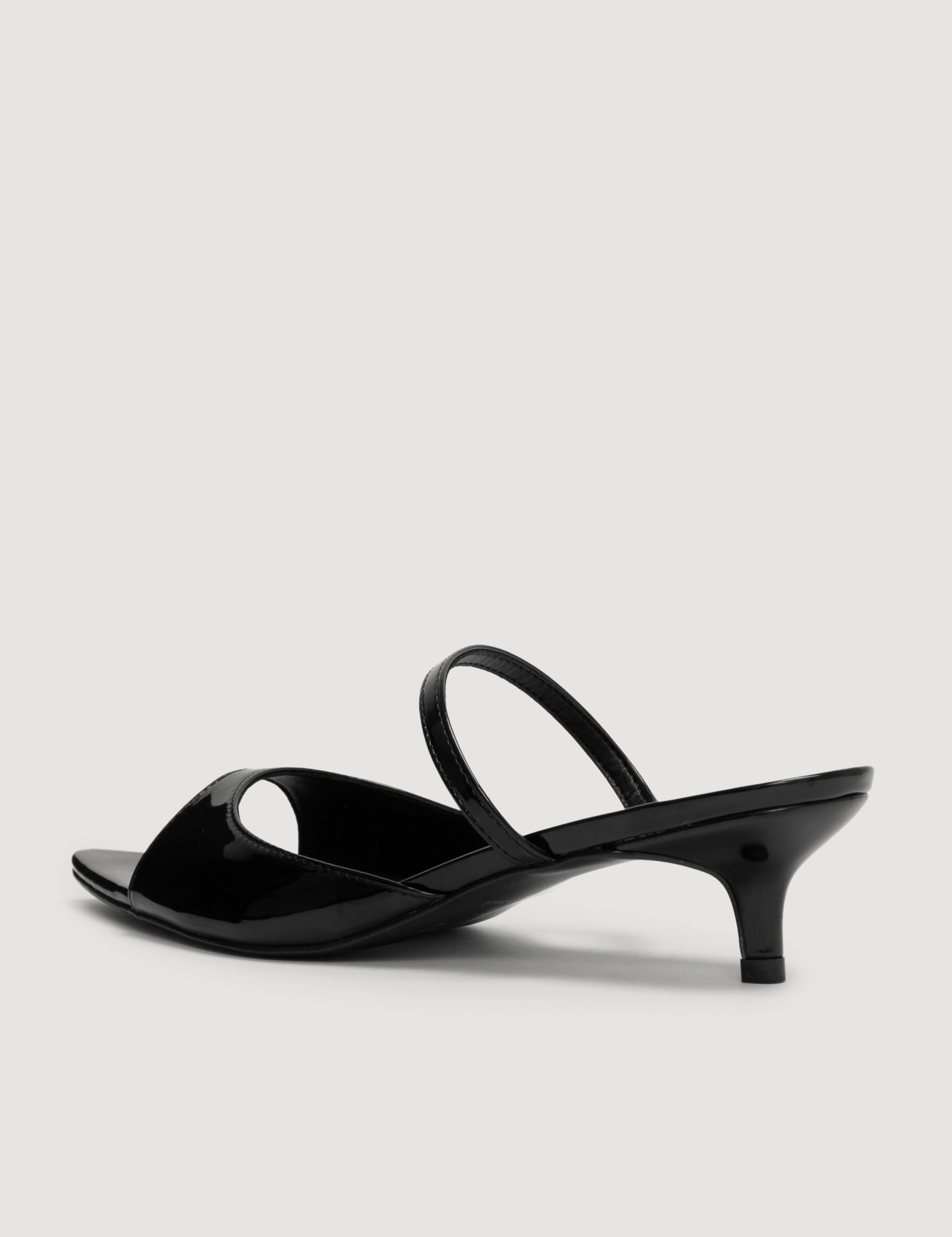Sandália feminina preta com salto kitten heel e design slingback envernizado
