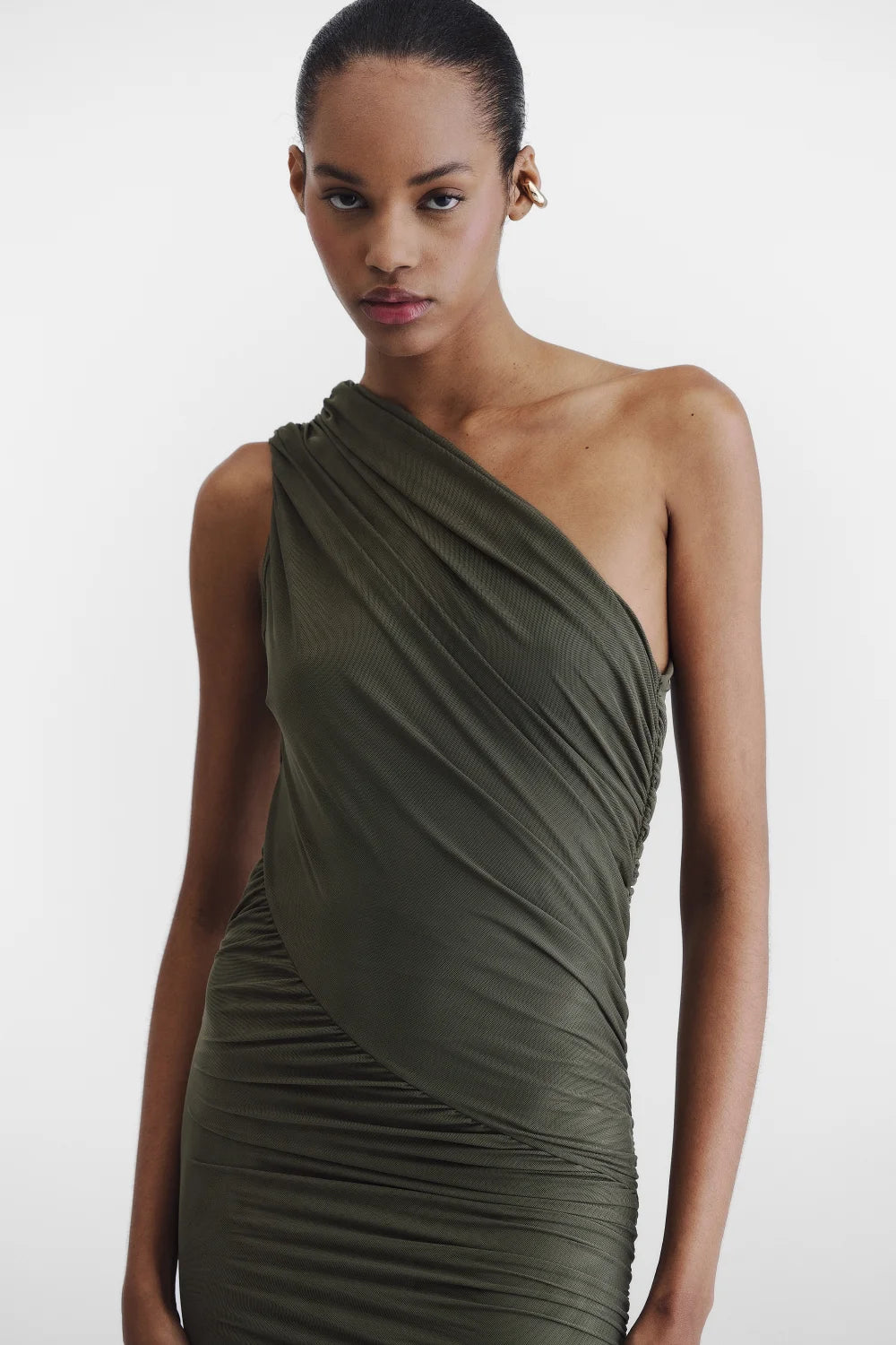 Detalhe do vestido verde oliva com drapeado diagonal e decote de um ombro só