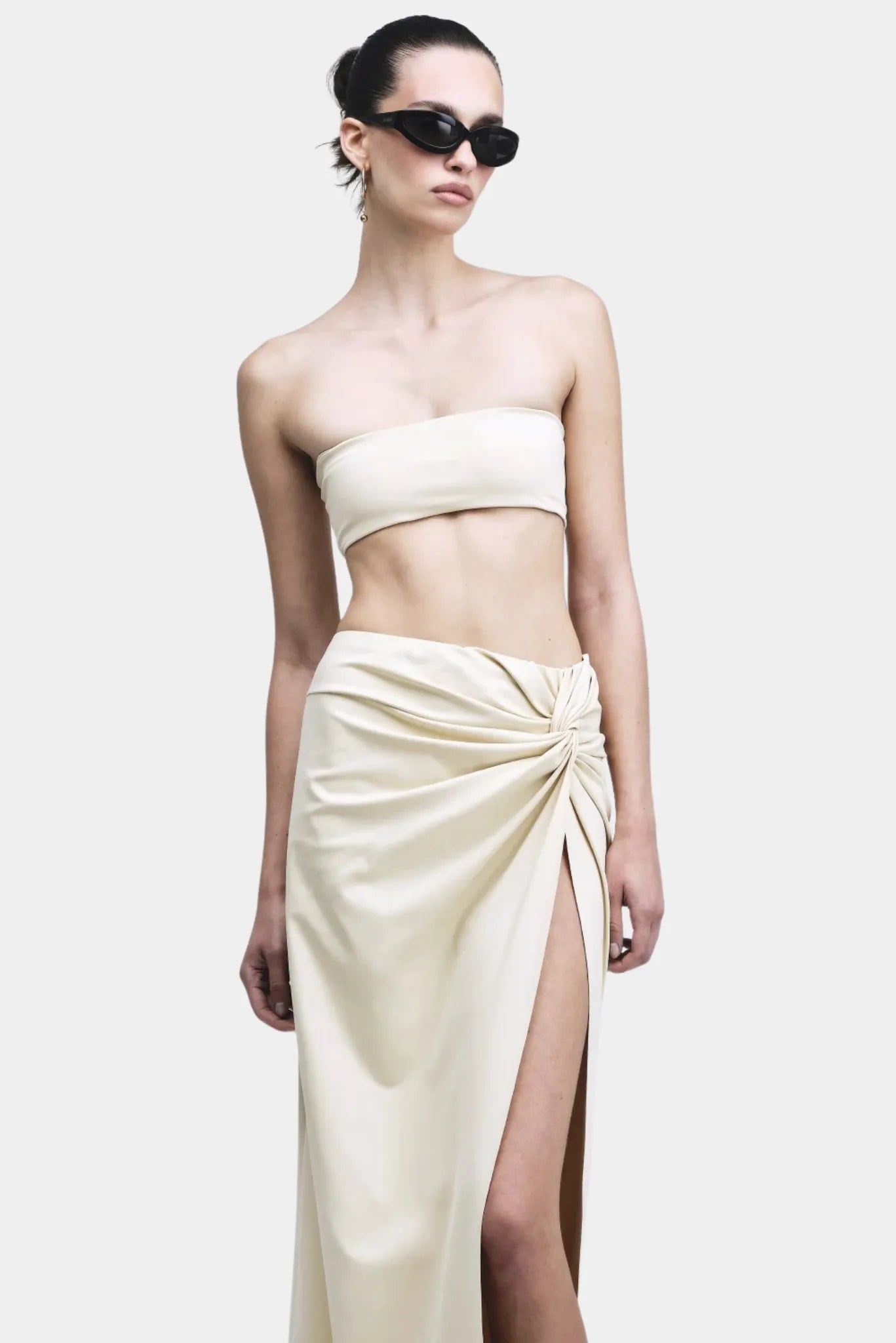 Saia off-white com drapeado frontal e fenda lateral profunda