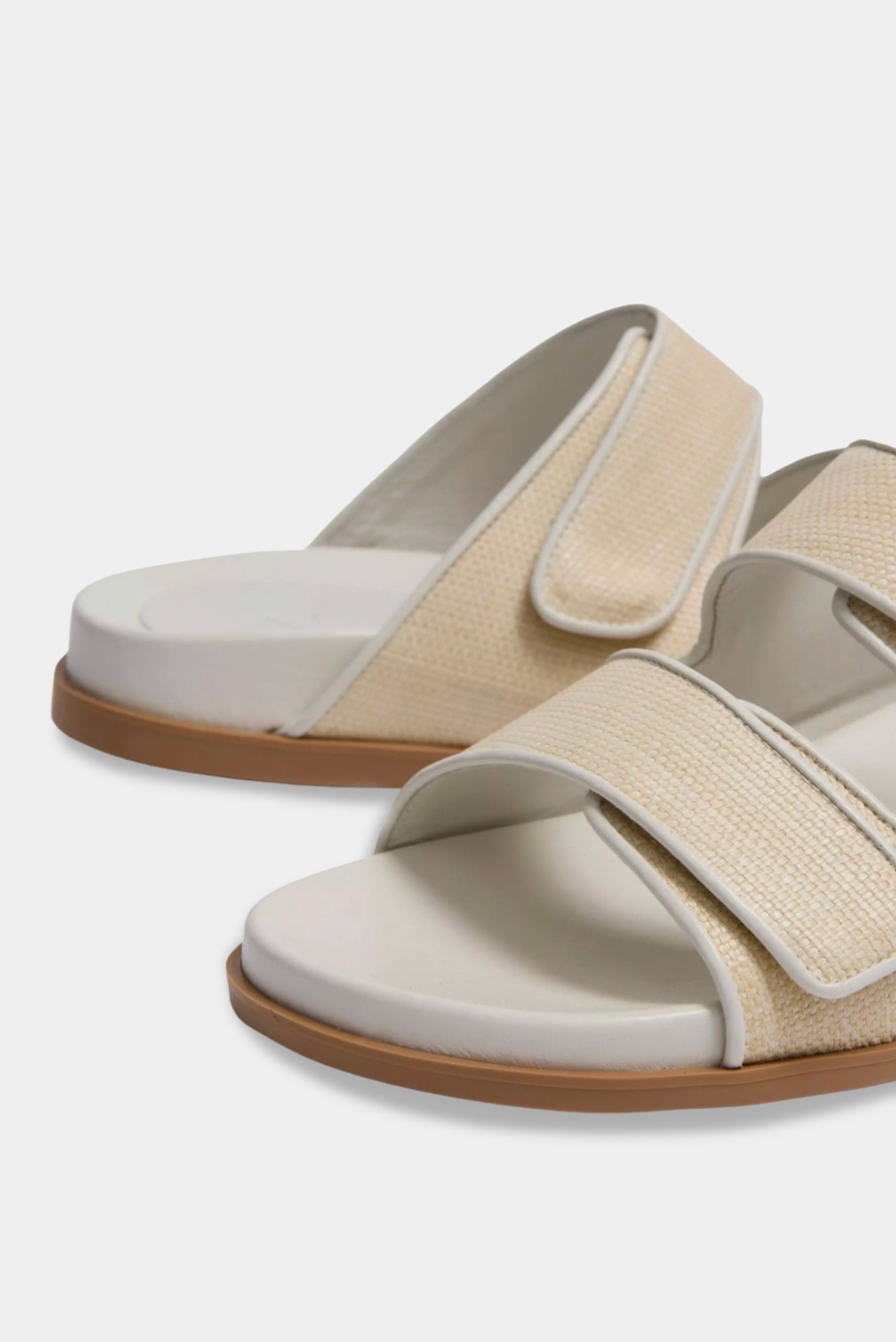 Slide off white com acabamento texturizado e tiras largas em detalhe aproximado