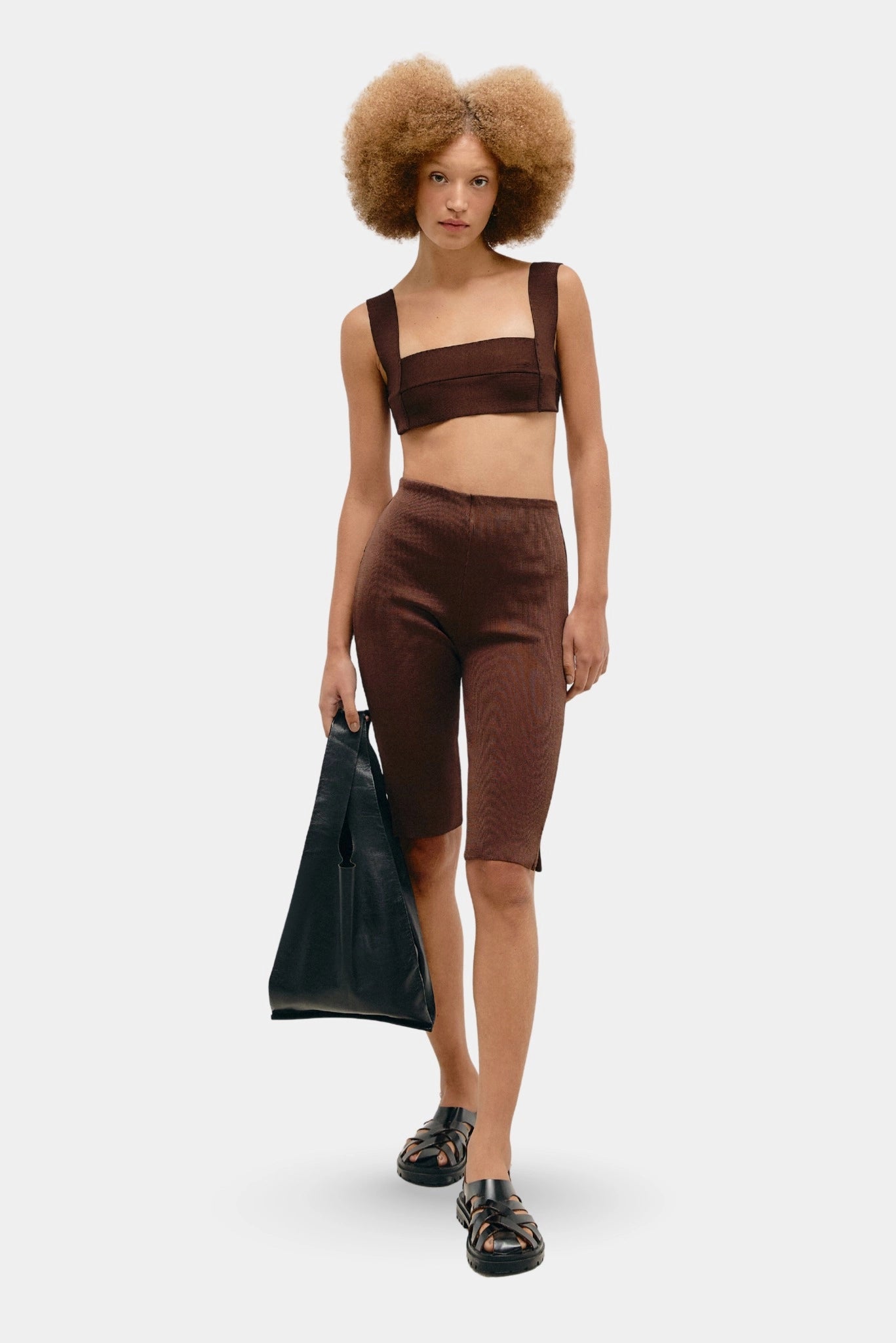 Top Haight marrom em tricot com alças largas combinado a bermuda ajustada