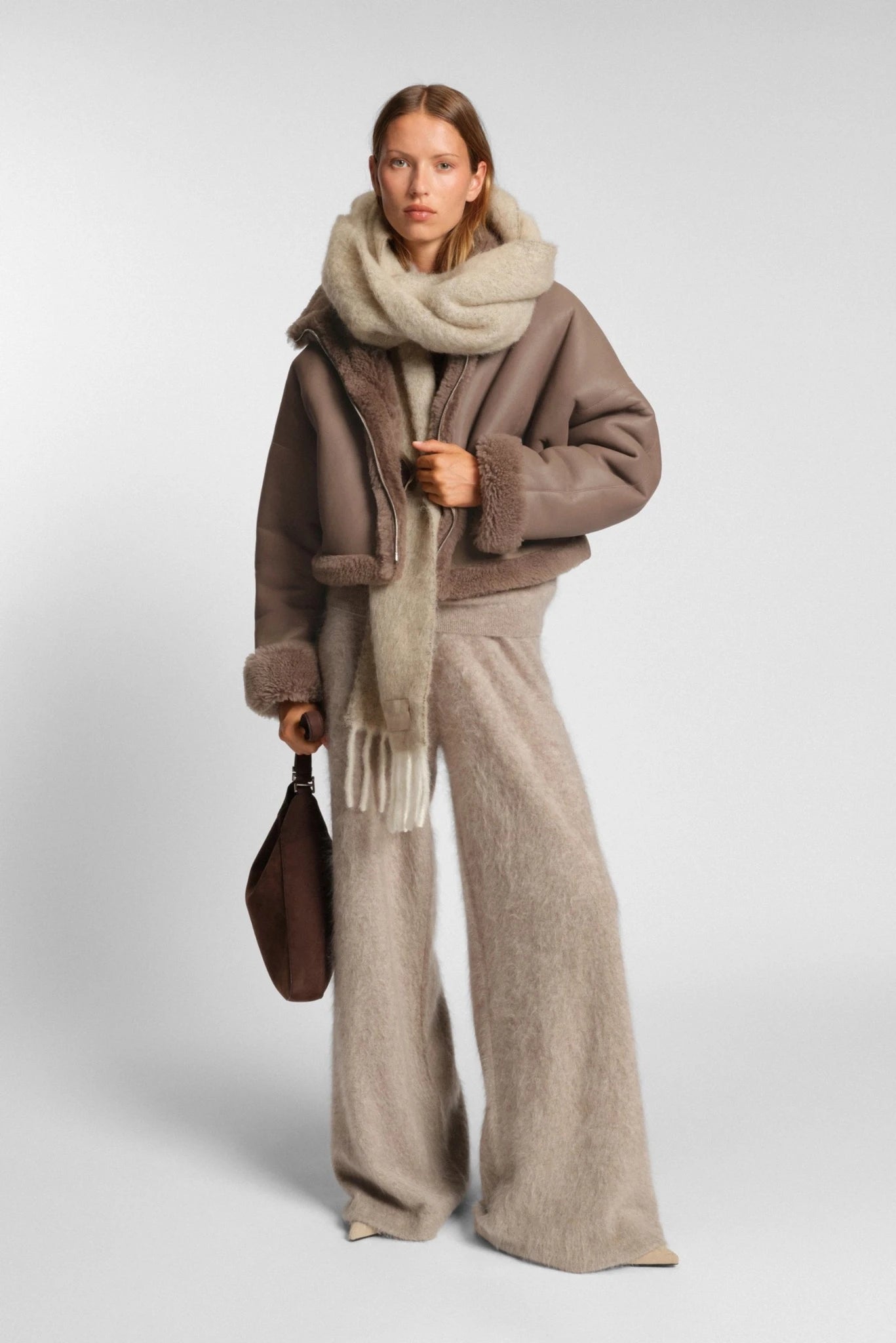 Jaqueta double face marrom Hugo Boss em look feminino de inverno com textura shearling
