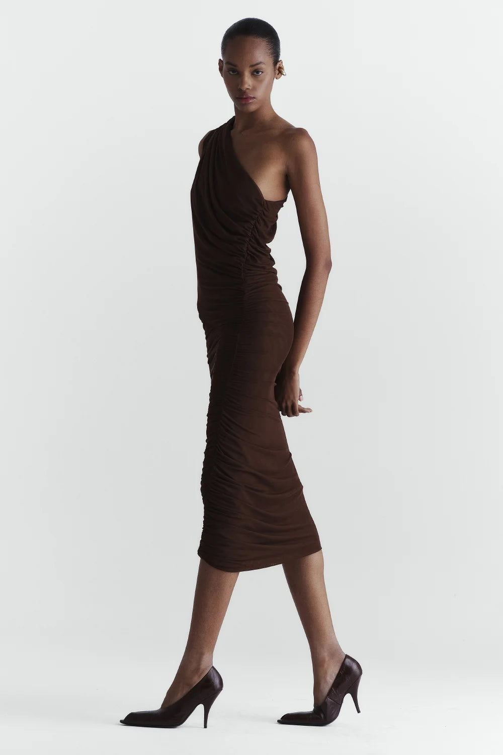 Vestido marrom midi de um ombro só com modelagem ajustada visto de perfil