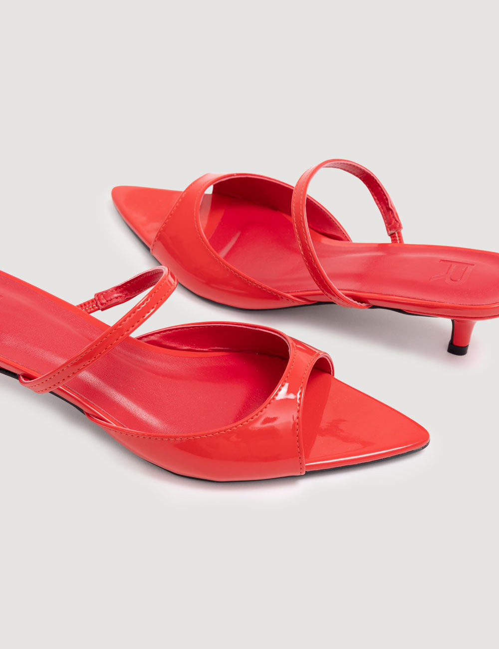Sandália feminina vermelha de salto baixo com acabamento brilhante e tira slingback