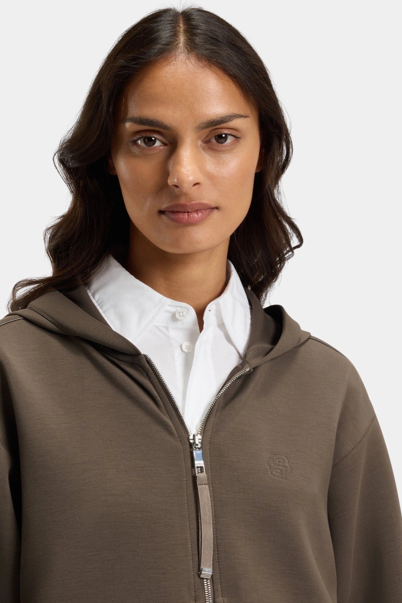 Detalhe da blusa moletom Edarea Hugo Boss marrom com capuz e zíper metálico