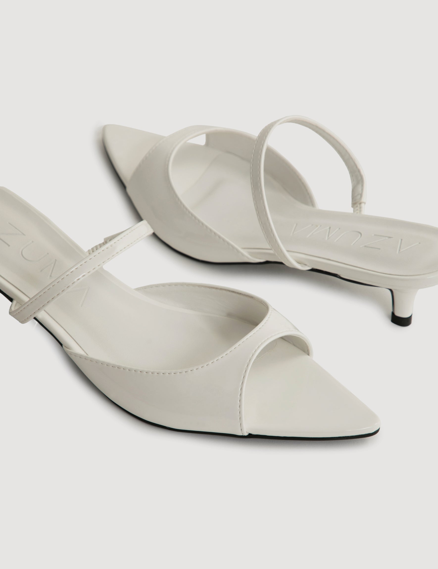 Sandália off white com acabamento brilhante e tira traseira delicada