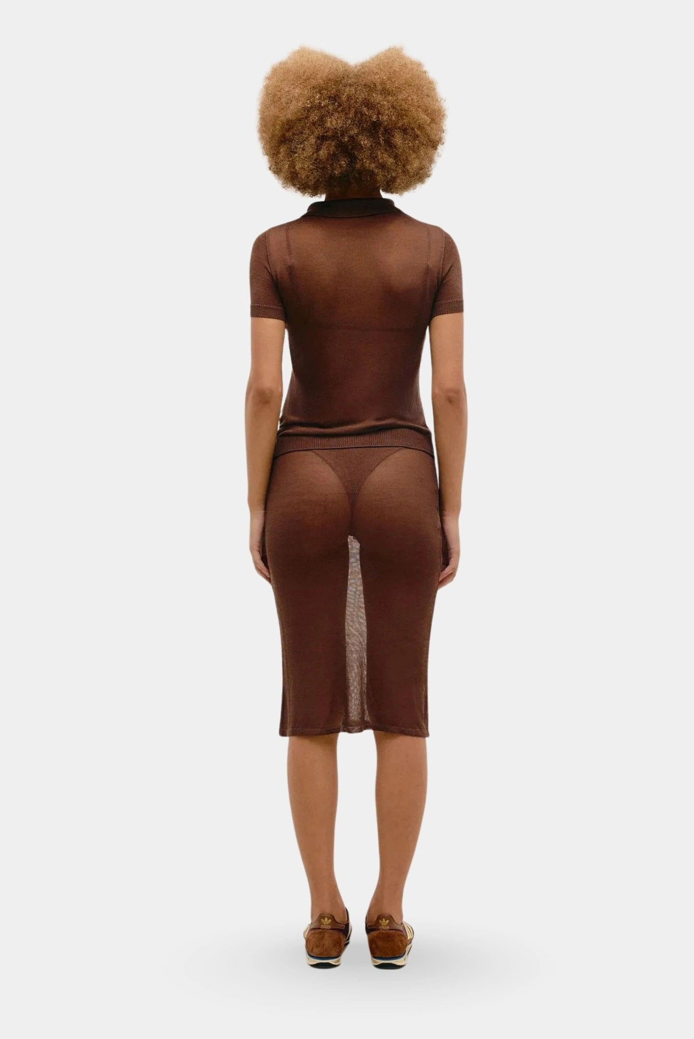 Costas da blusa Amélia Tricot Haight marrom com mangas curtas e acabamento canelado