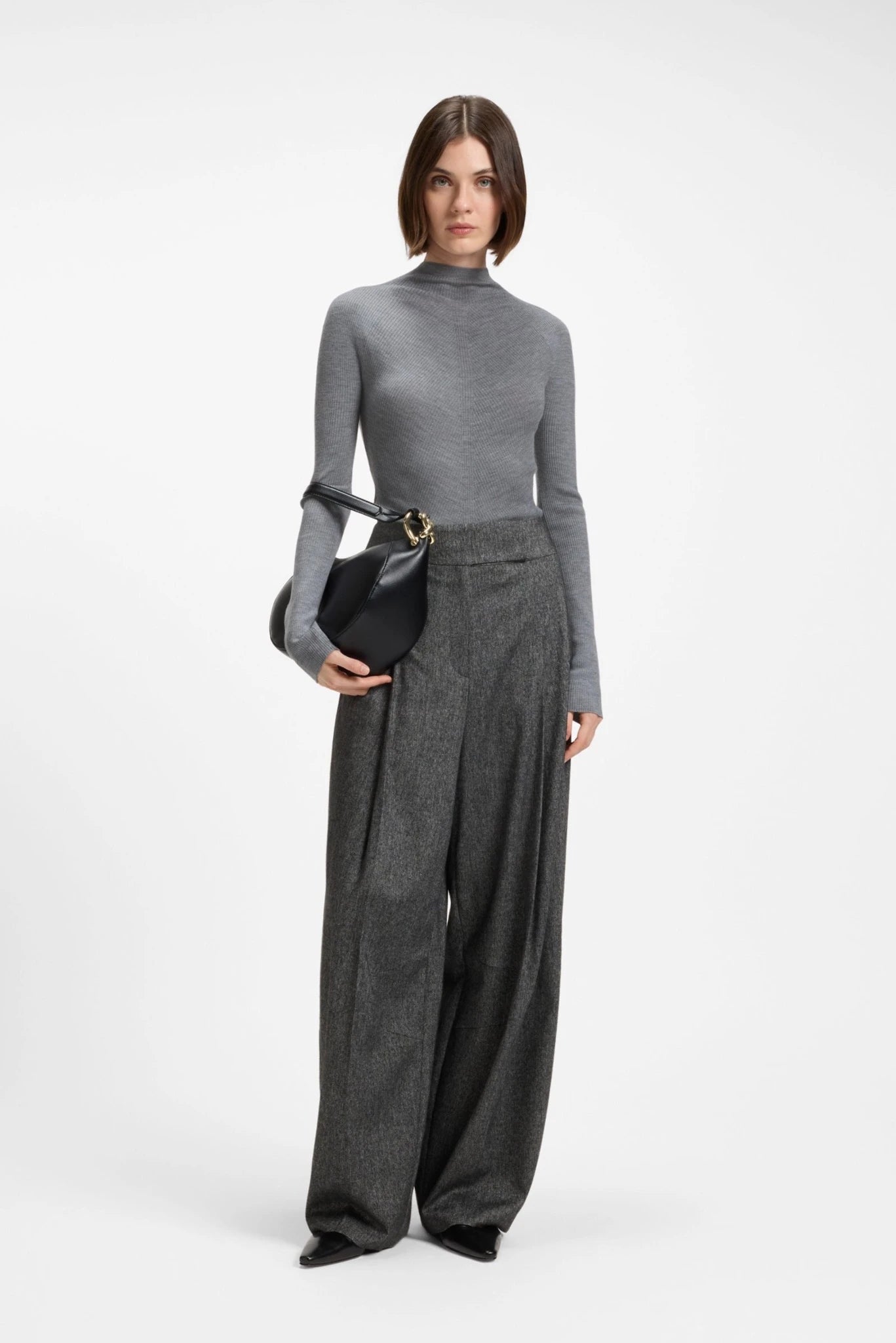 Tricot Foliora Hugo Boss cinza com gola alta e textura canelada em look sofisticado