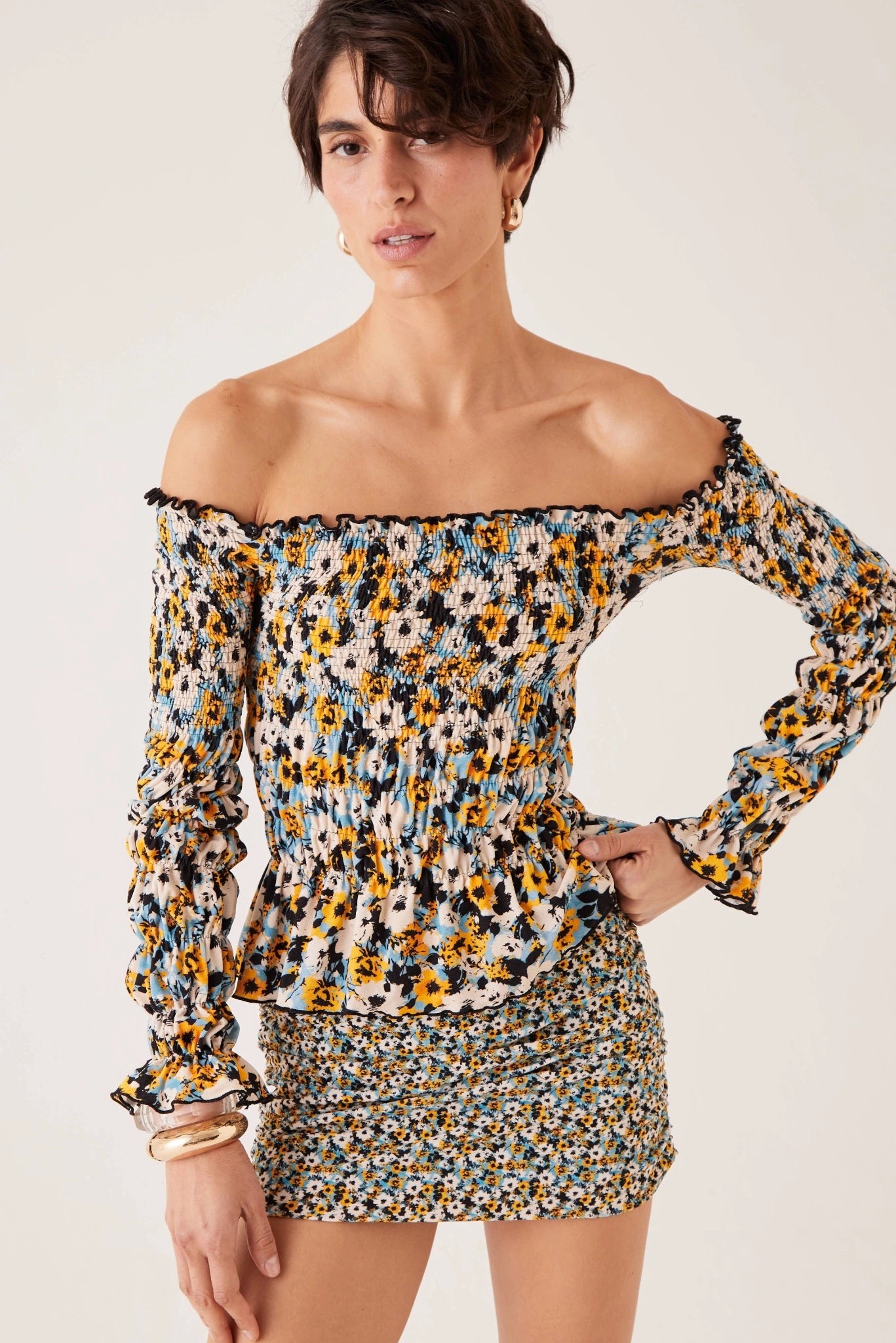 Conjunto floral com blusa franzida ombro a ombro e saia mini ajustada