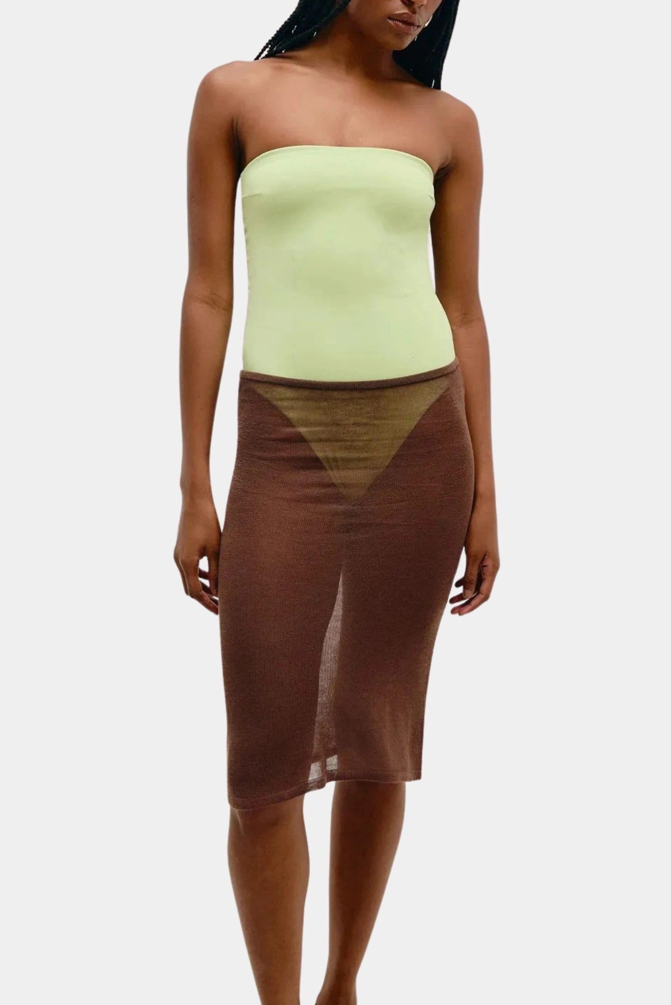 Saia midi marrom translúcida em tricot leve com modelagem ajustada ao corpo