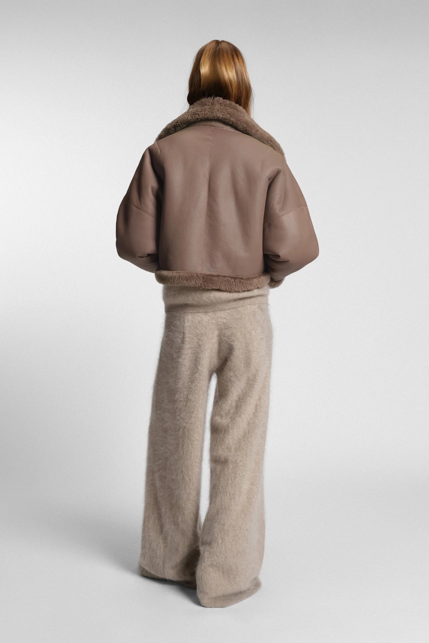 Costas da jaqueta double face marrom Hugo Boss com modelagem ampla e acabamento shearling