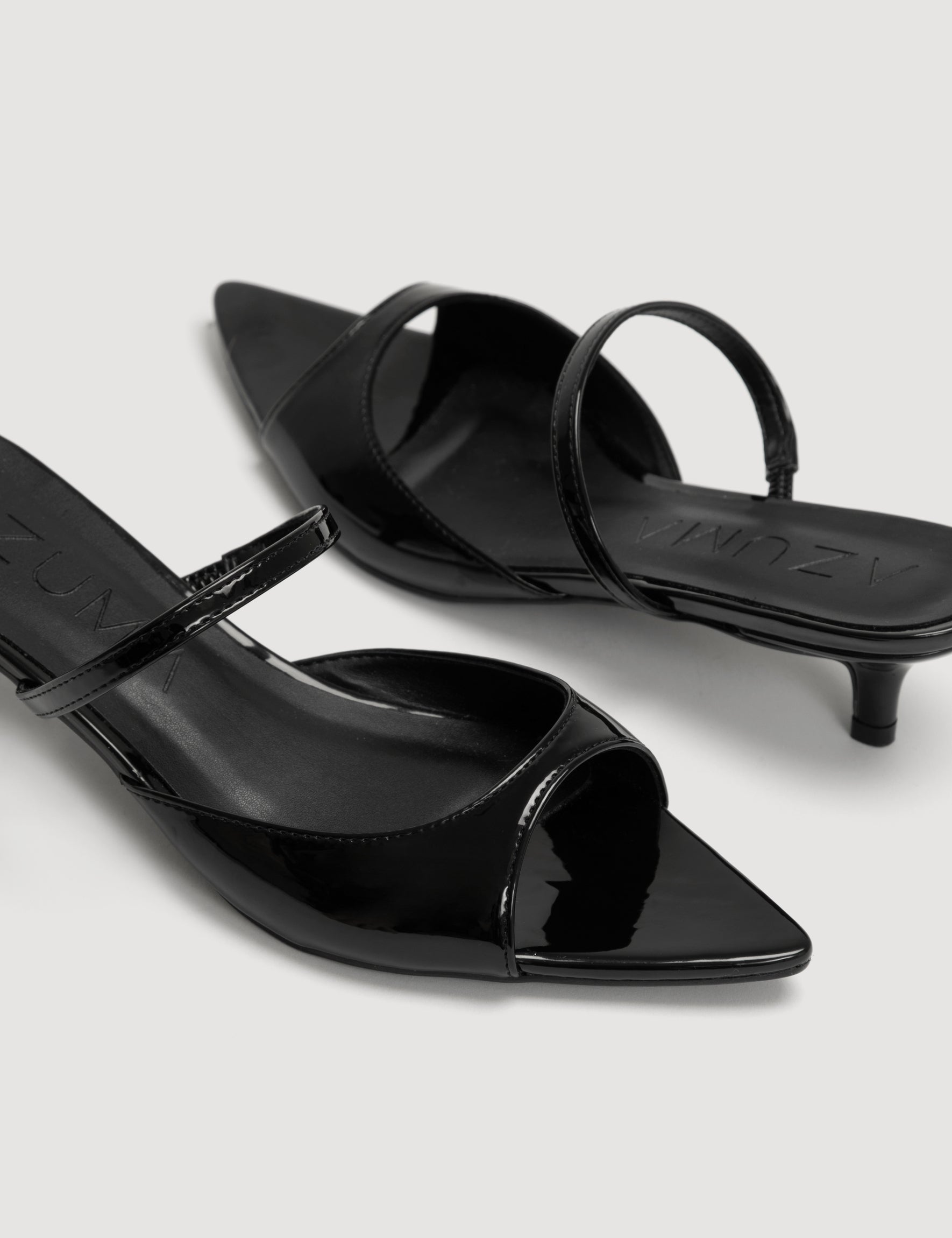 Sandália feminina preta de salto baixo com acabamento brilhante e tira slingback