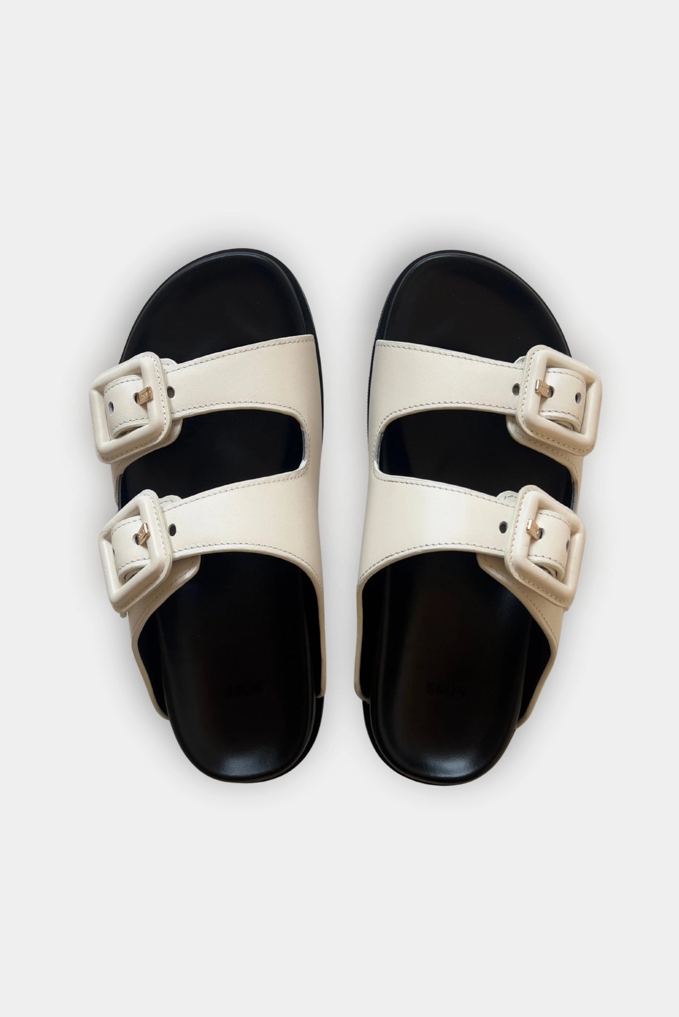Chinelo Freyah Slide Hugo Boss off-white com design de tiras duplas