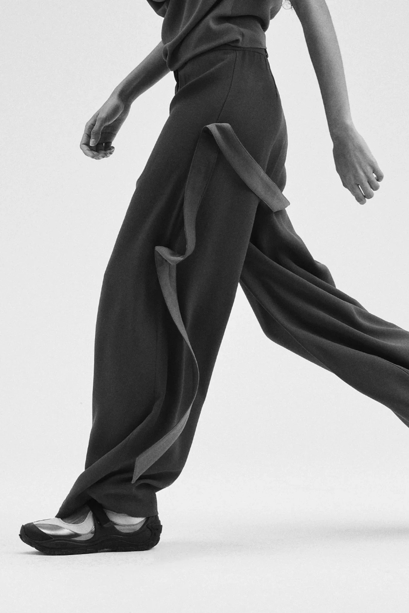 Calça Plen Francesca marrom com faixa lateral e modelagem ampla