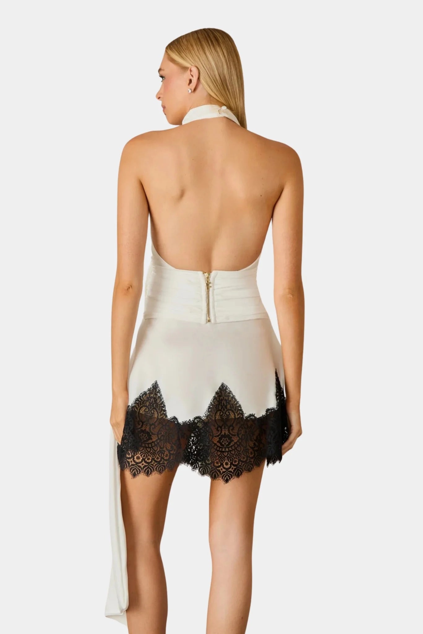 Vista traseira da Blusa Naomi Fabulous off white com costas nuas e cintura drapeada