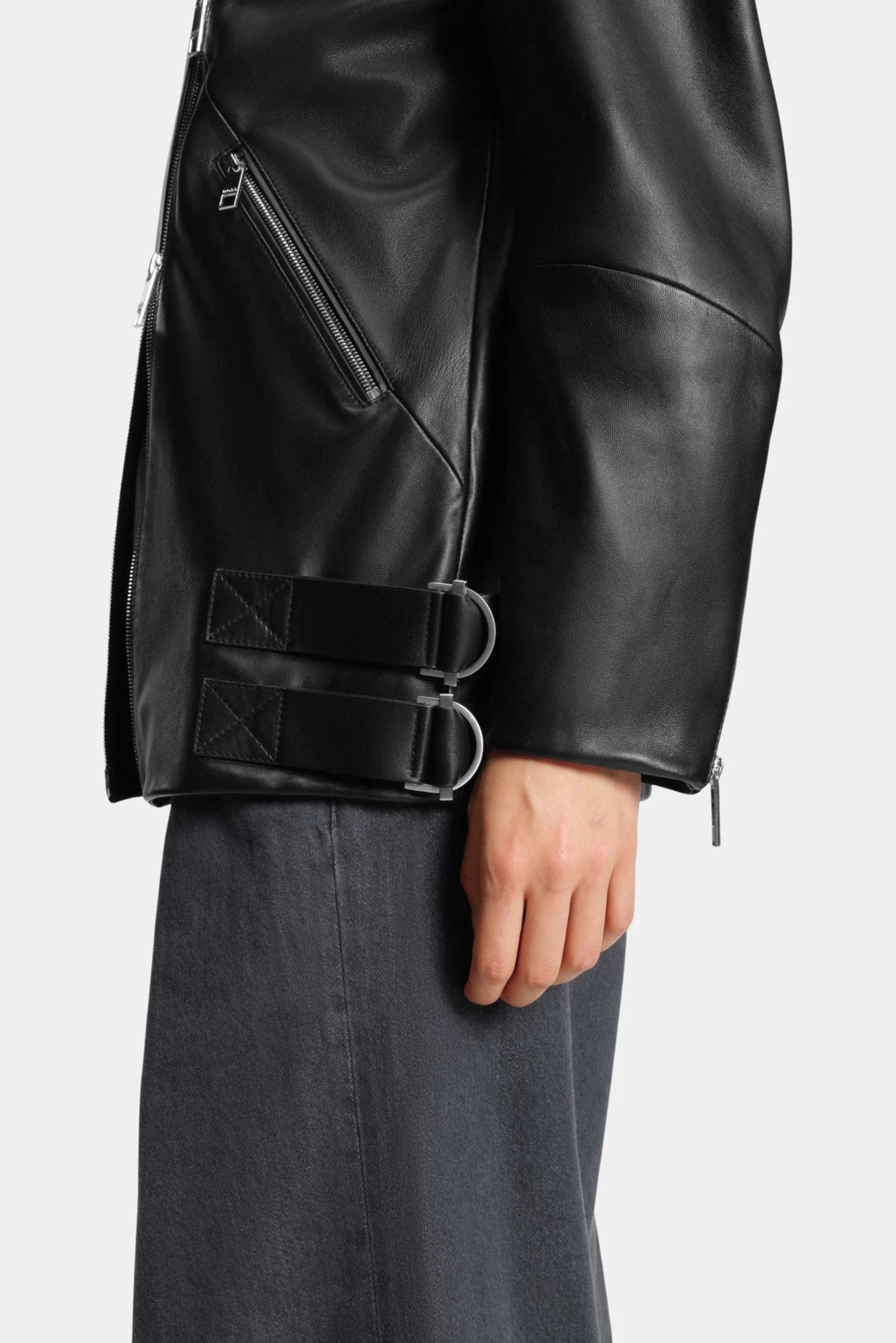 Detalhe da jaqueta biker preta Hugo Boss com bolso de zíper e fivelas laterais