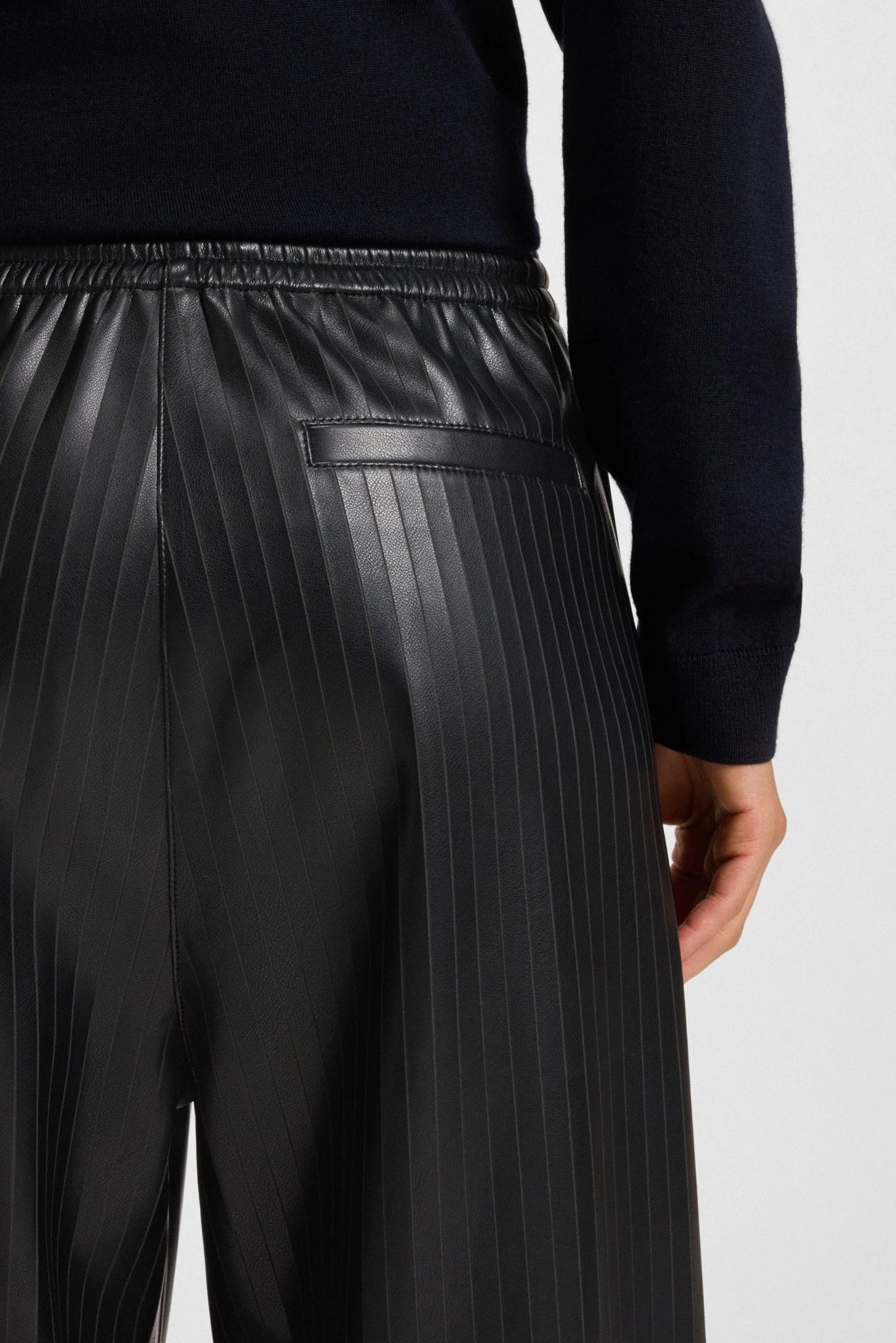 Detalhe da calça Talpina Hugo Boss preta com listras finas e bolso traseiro