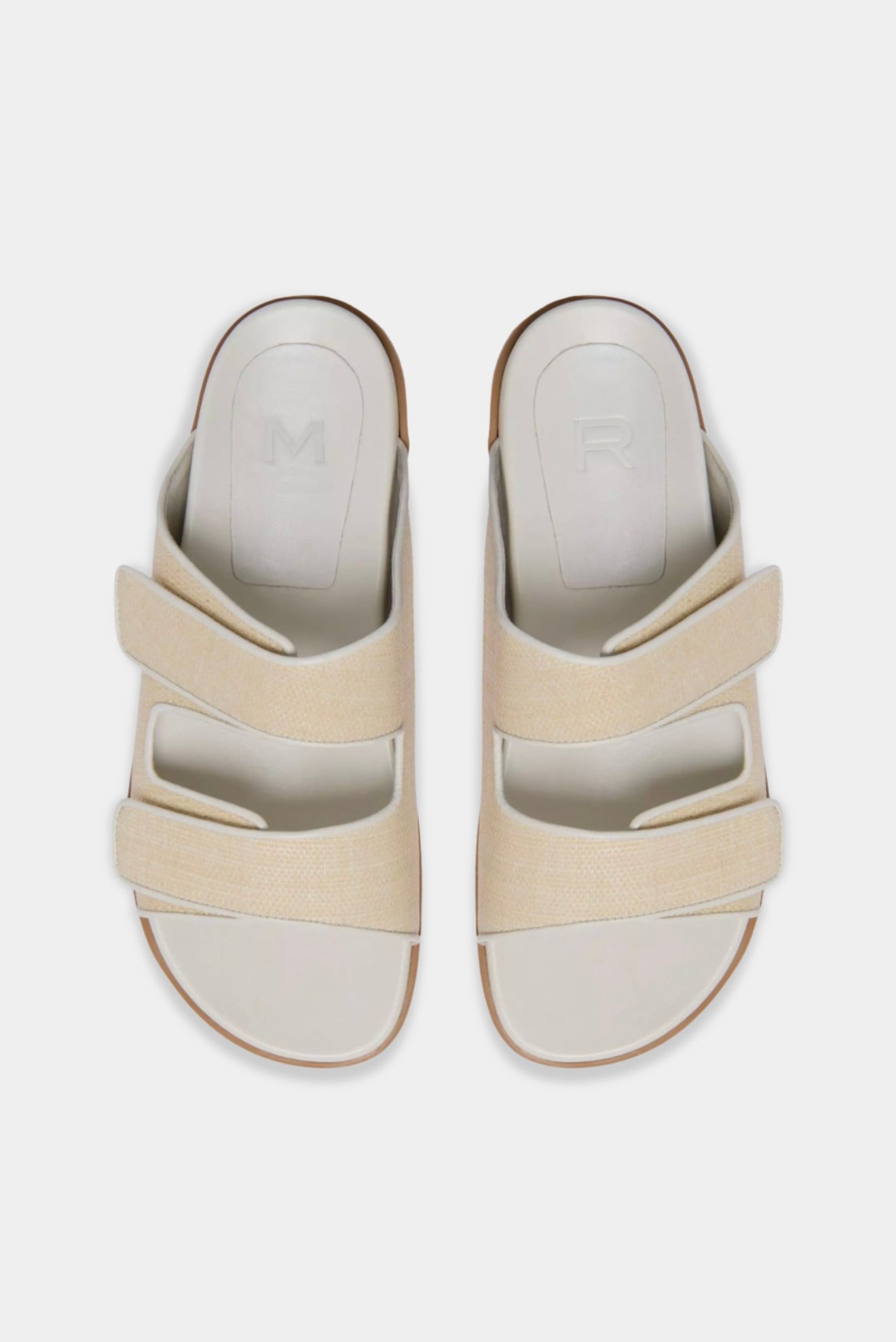 Slide off white com acabamento texturizado e tiras largas em detalhe aproximado